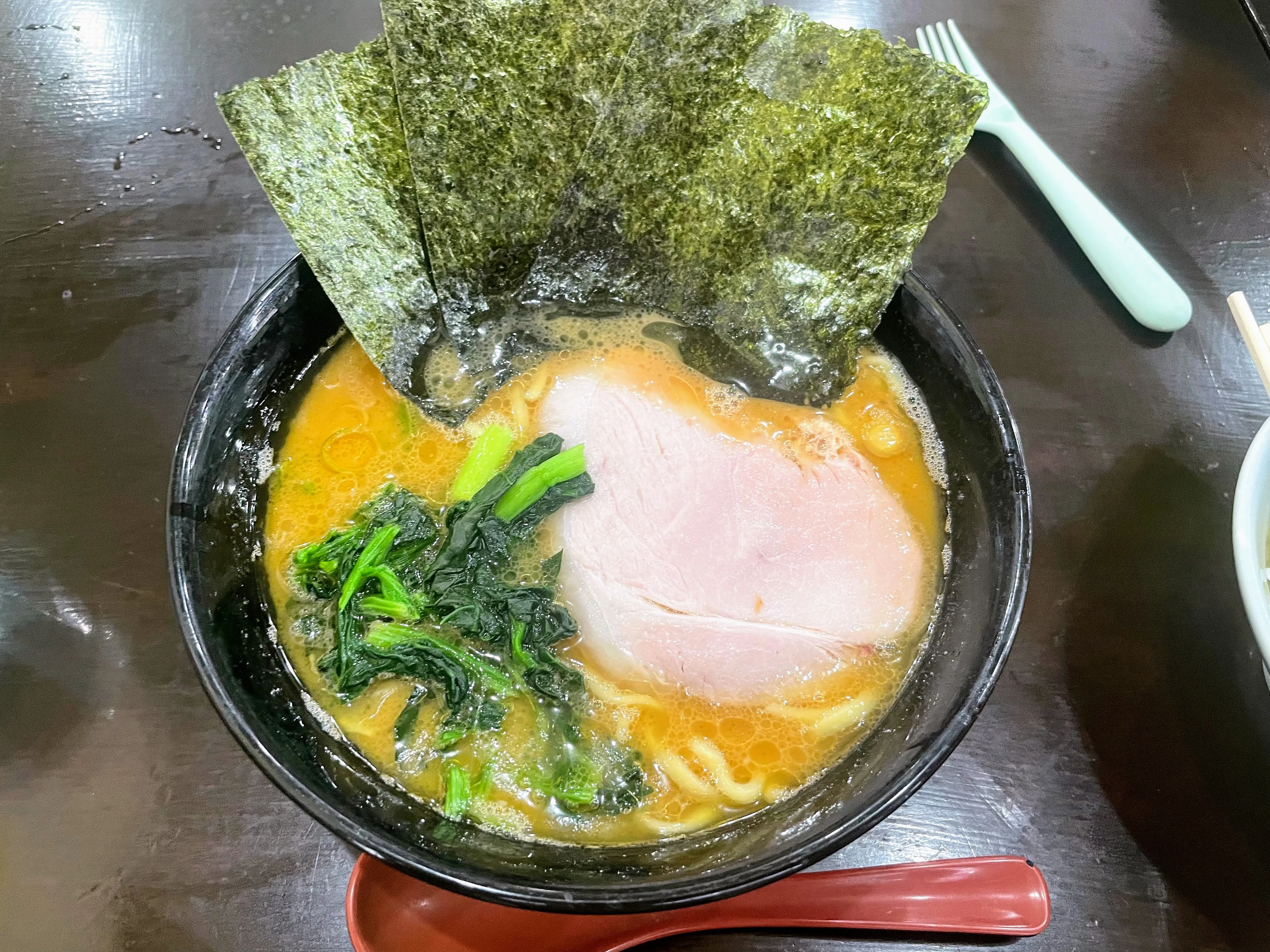 杉田家のラーメン。濃厚な鶏白湯醤油スープに厚切りチャーシューと大判の海苔がのっている