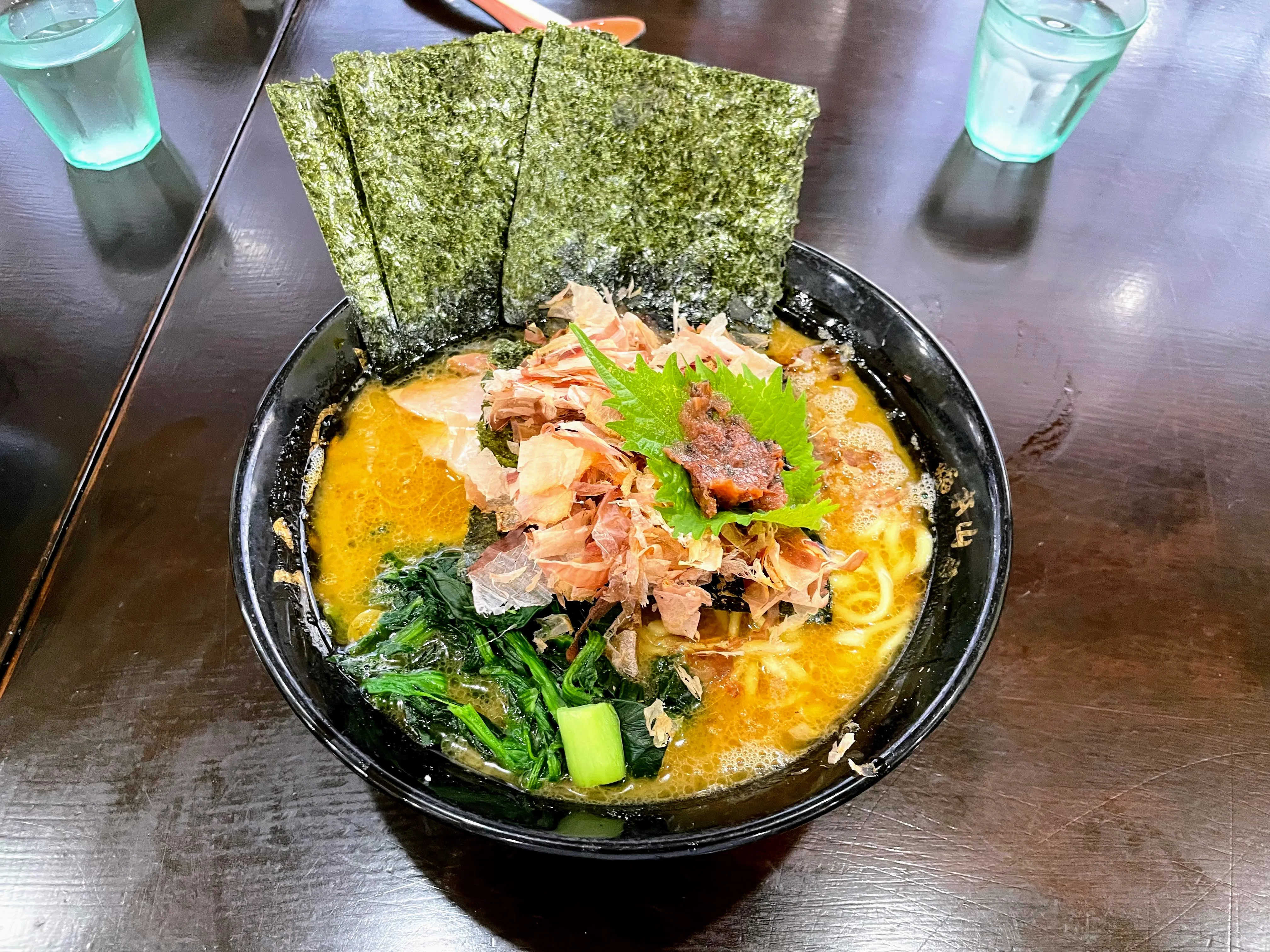 杉田家の和風ラーメン。鰹節・大葉・梅肉がたっぷりとのっている