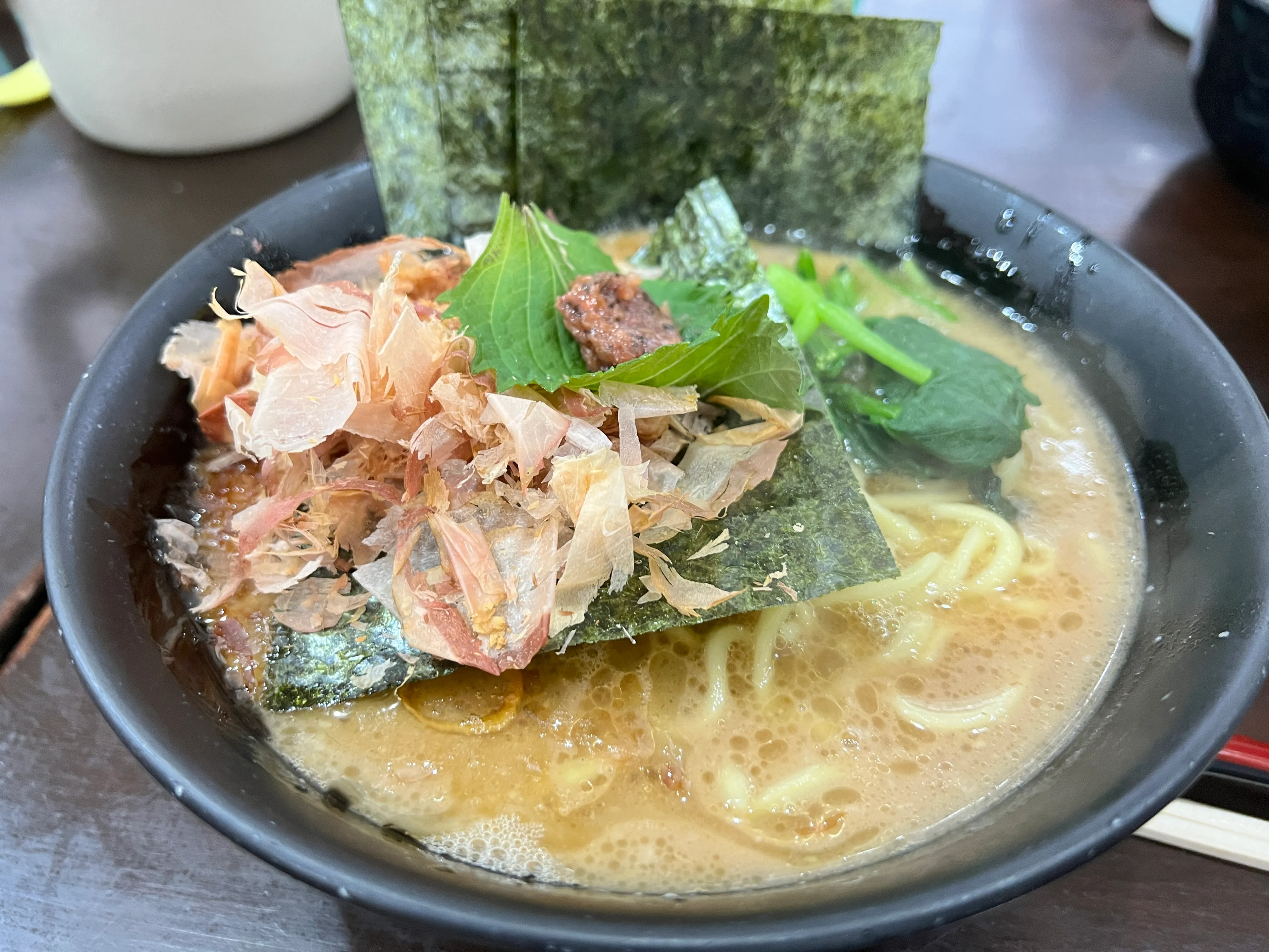 杉田家の和風ラーメン。鰹節・大葉・梅肉・青ねぎがたっぷりとのっている