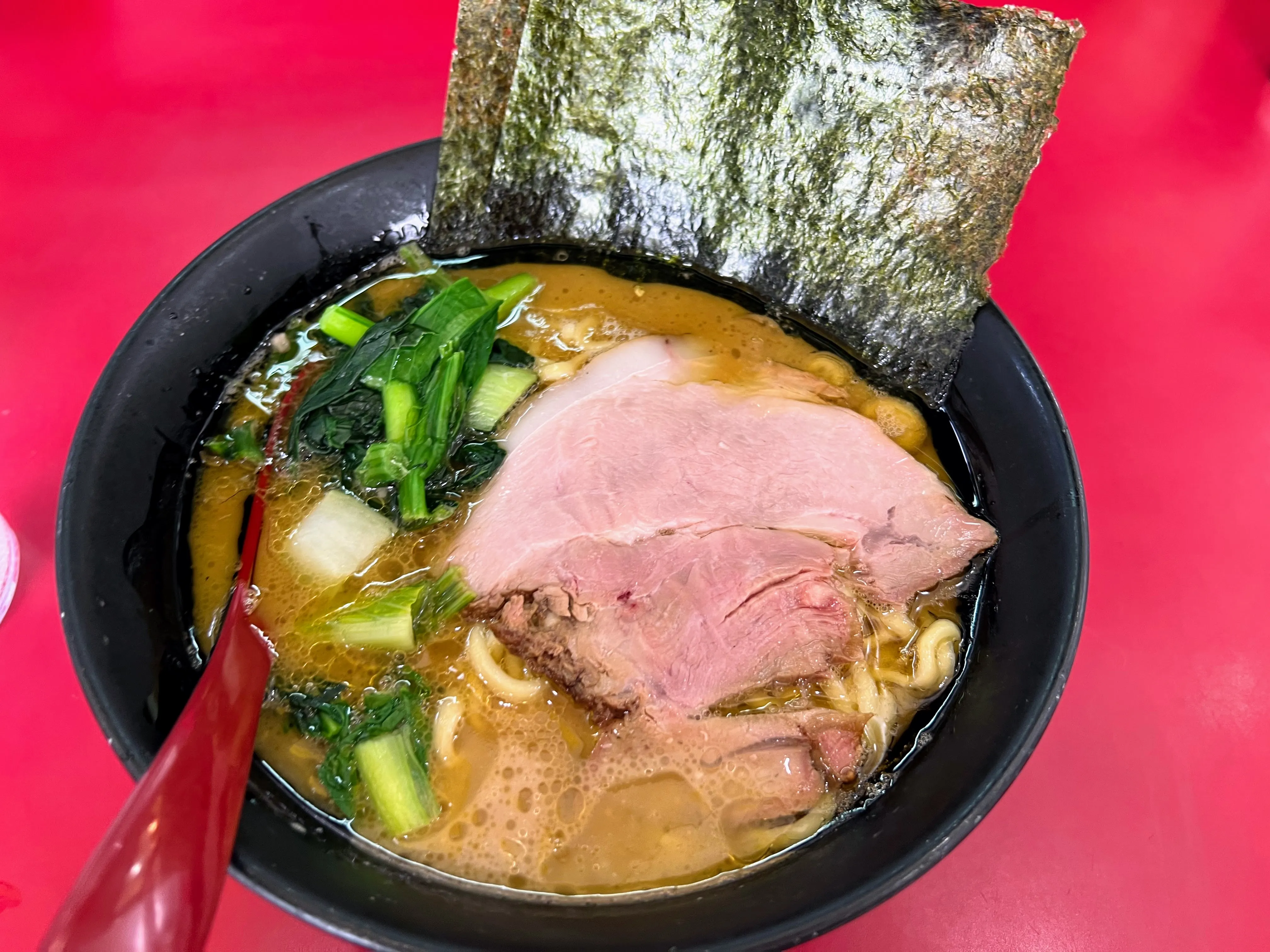 杉田家のラーメン。厚切りチャーシュー2枚と青菜、大判の海苔がのっている