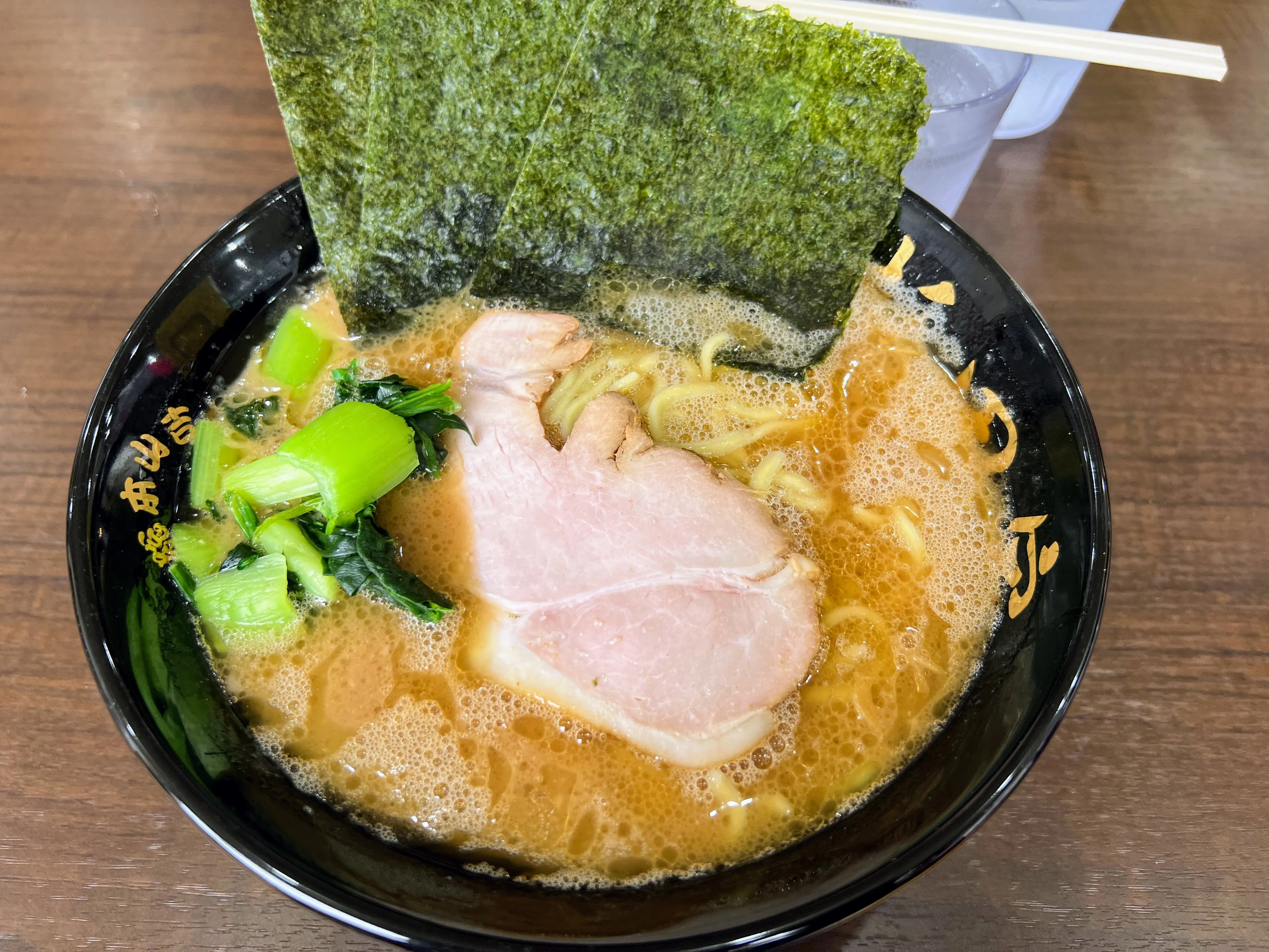 杉田家のラーメン。厚切りチャーシューと青菜、大判の海苔がのっている