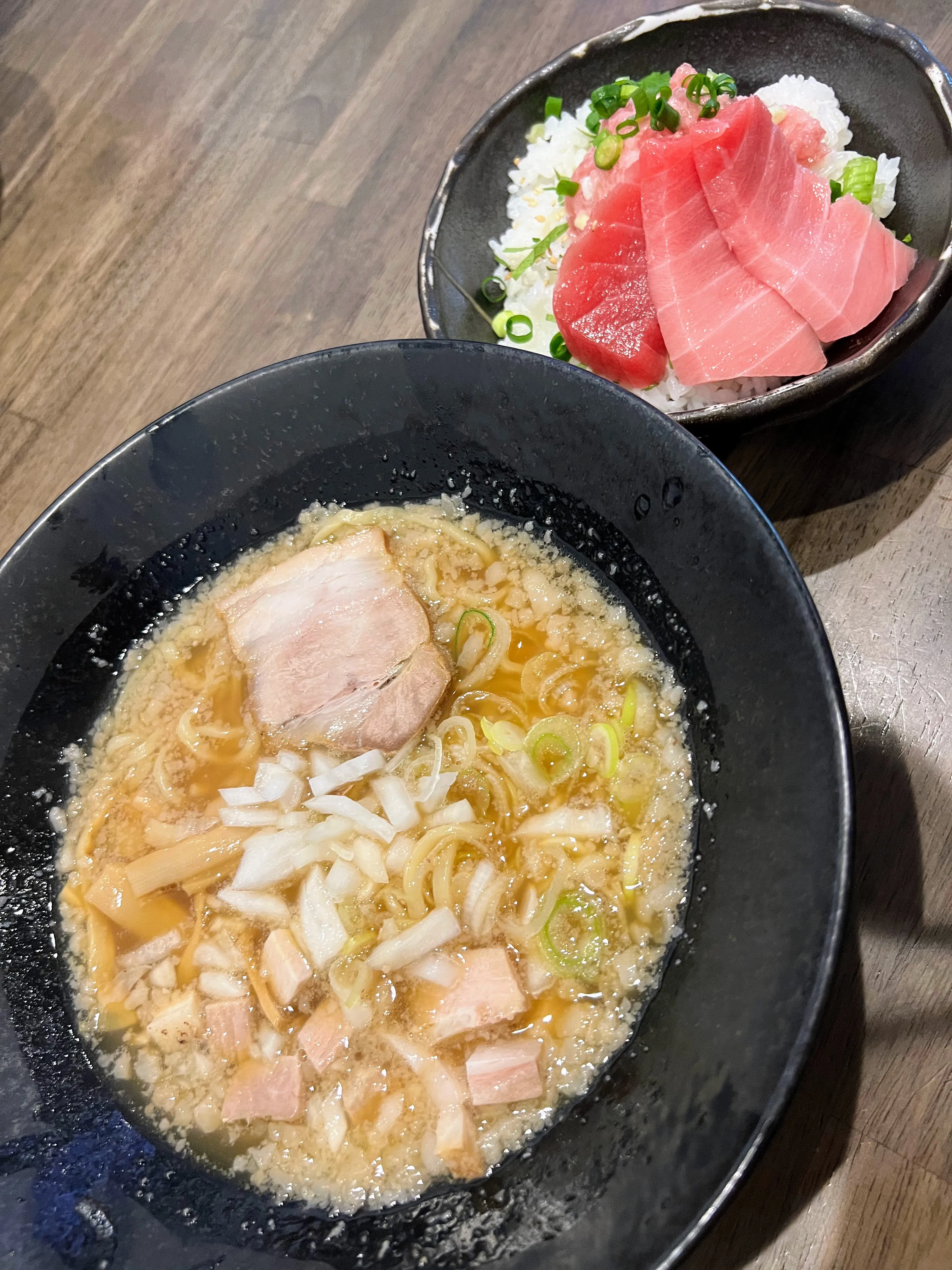 喜多方食堂 麺や玄 佐倉分店のレディースセット。喜多方ラーメンとまぐろ丼が並んでいる