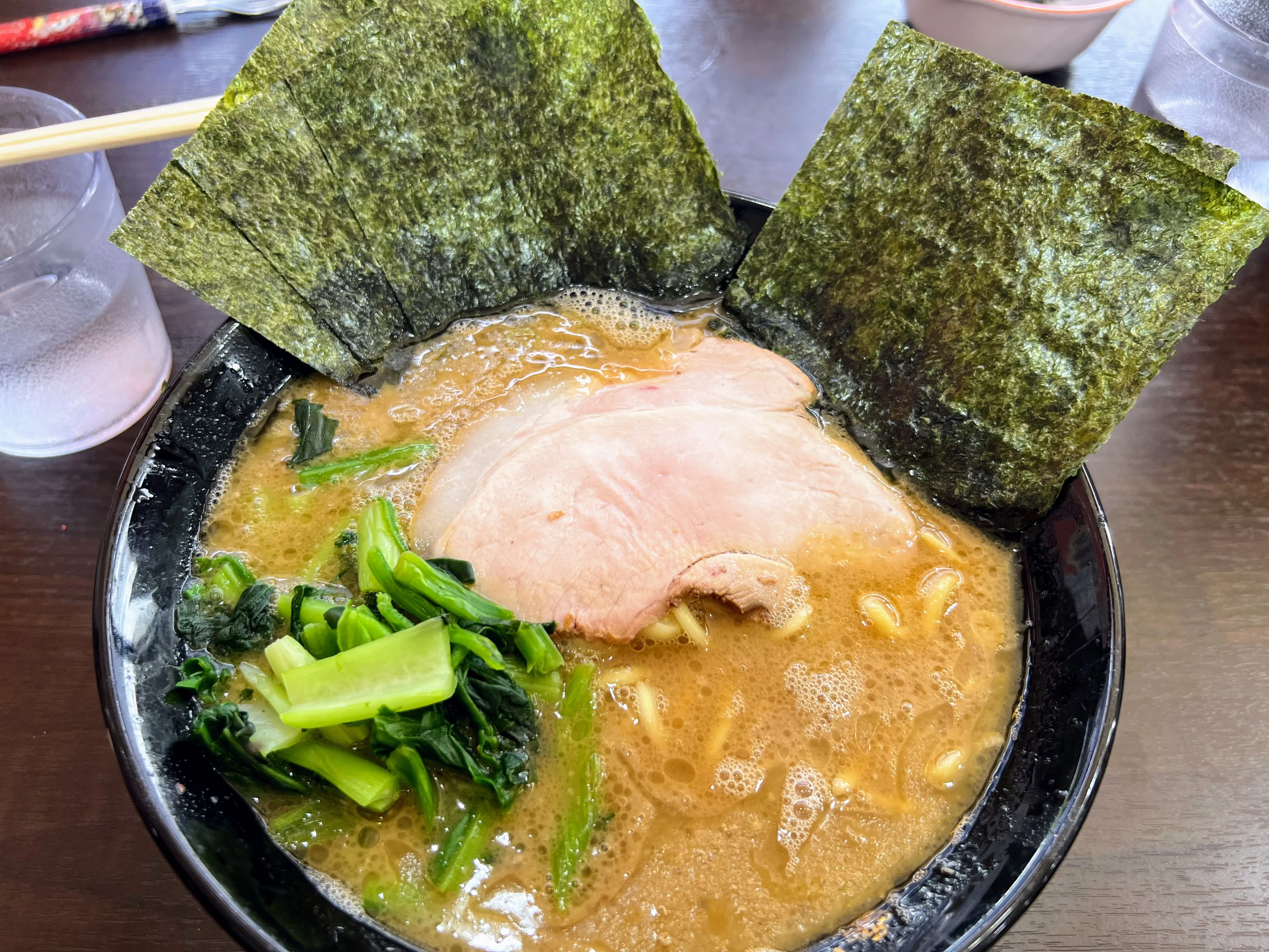 杉田家のラーメン。厚切りチャーシュー2枚と大判の海苔2枚がのっている