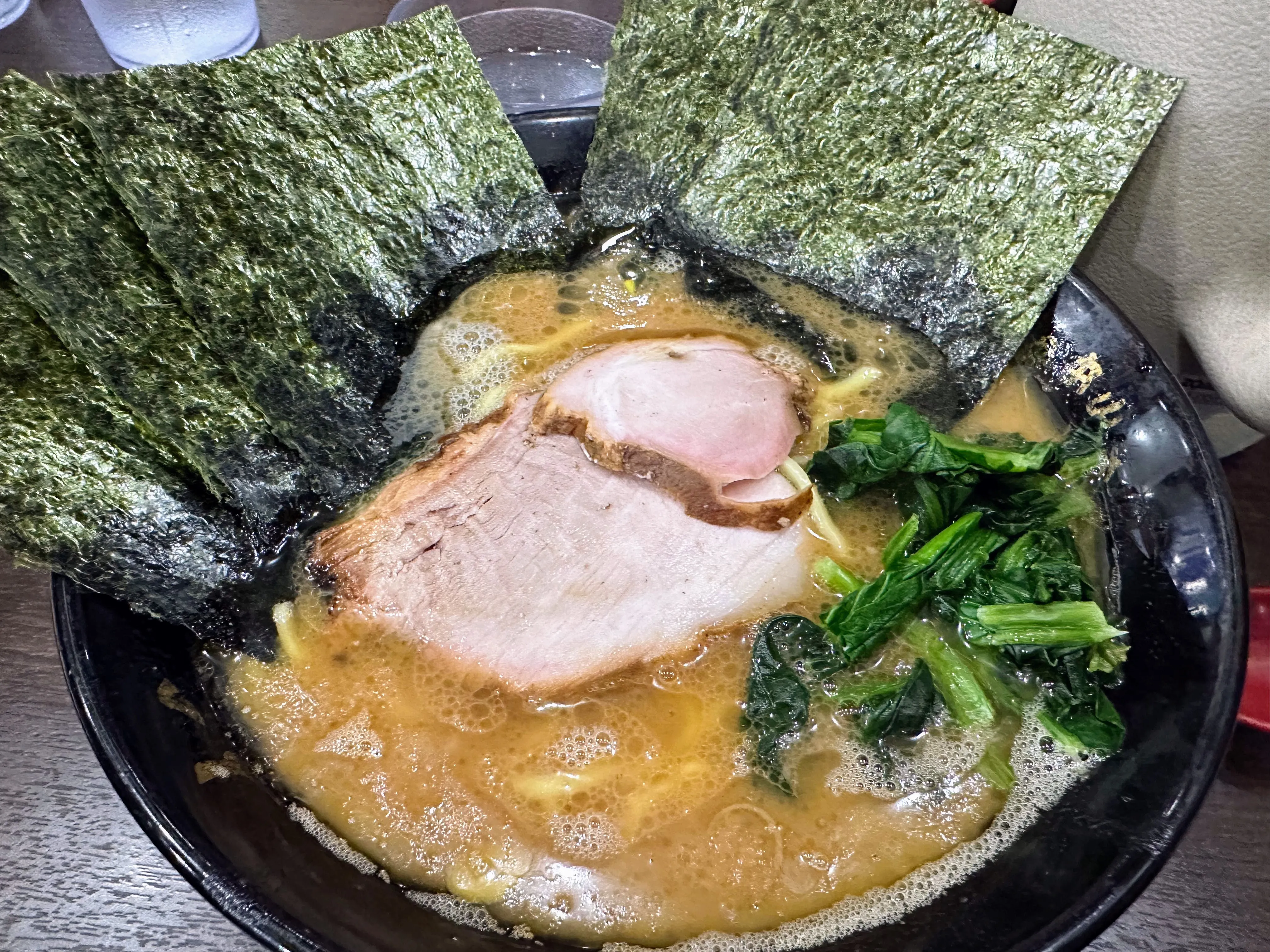 杉田家のラーメン。厚切りチャーシューと青菜、大判の海苔がのっている