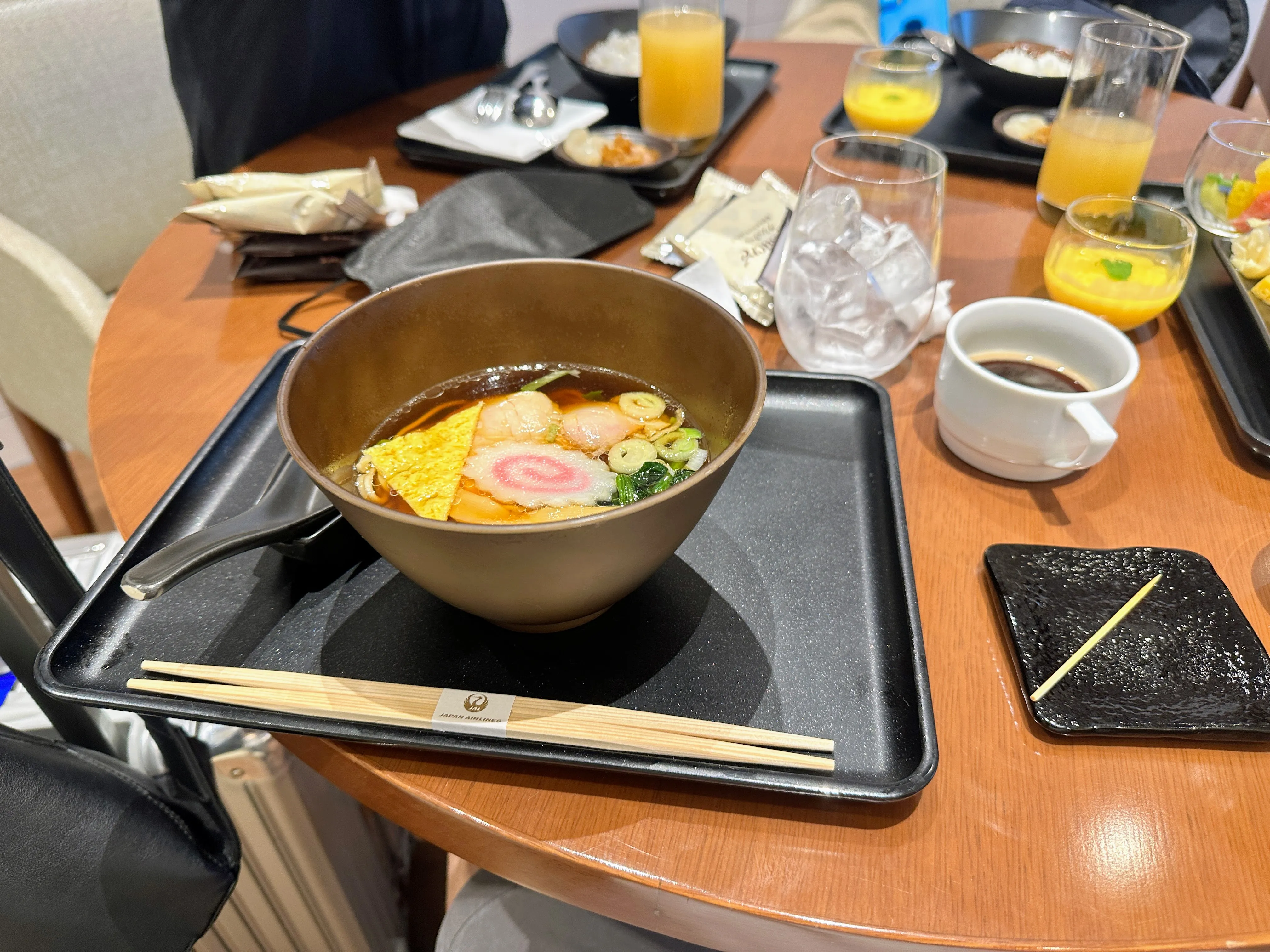 JALファーストクラスラウンジのラーメン。伊達巻・なると・チャーシューがのっている