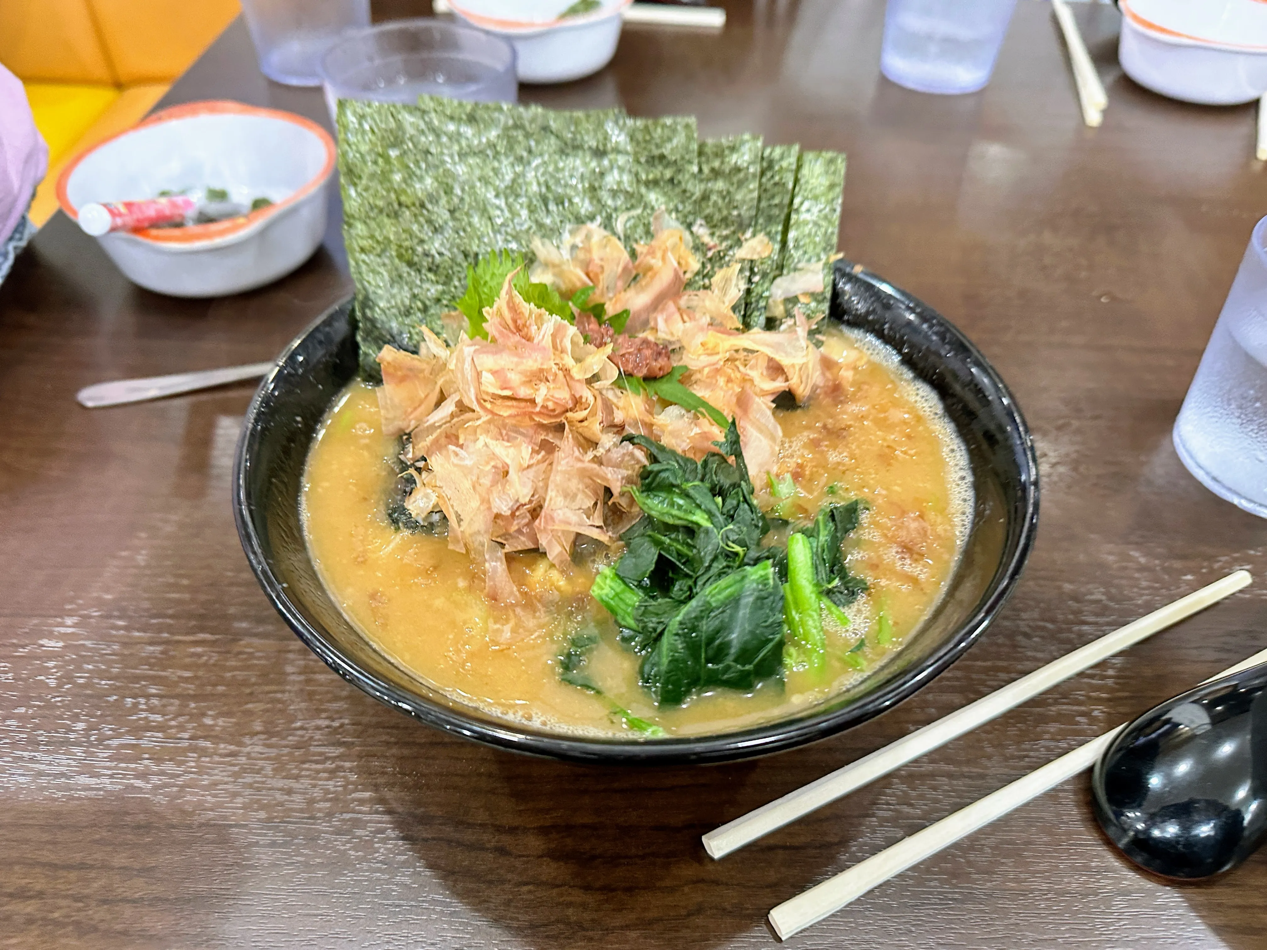 杉田家の和風ラーメン。鰹節・大葉・梅肉がたっぷりとのっている