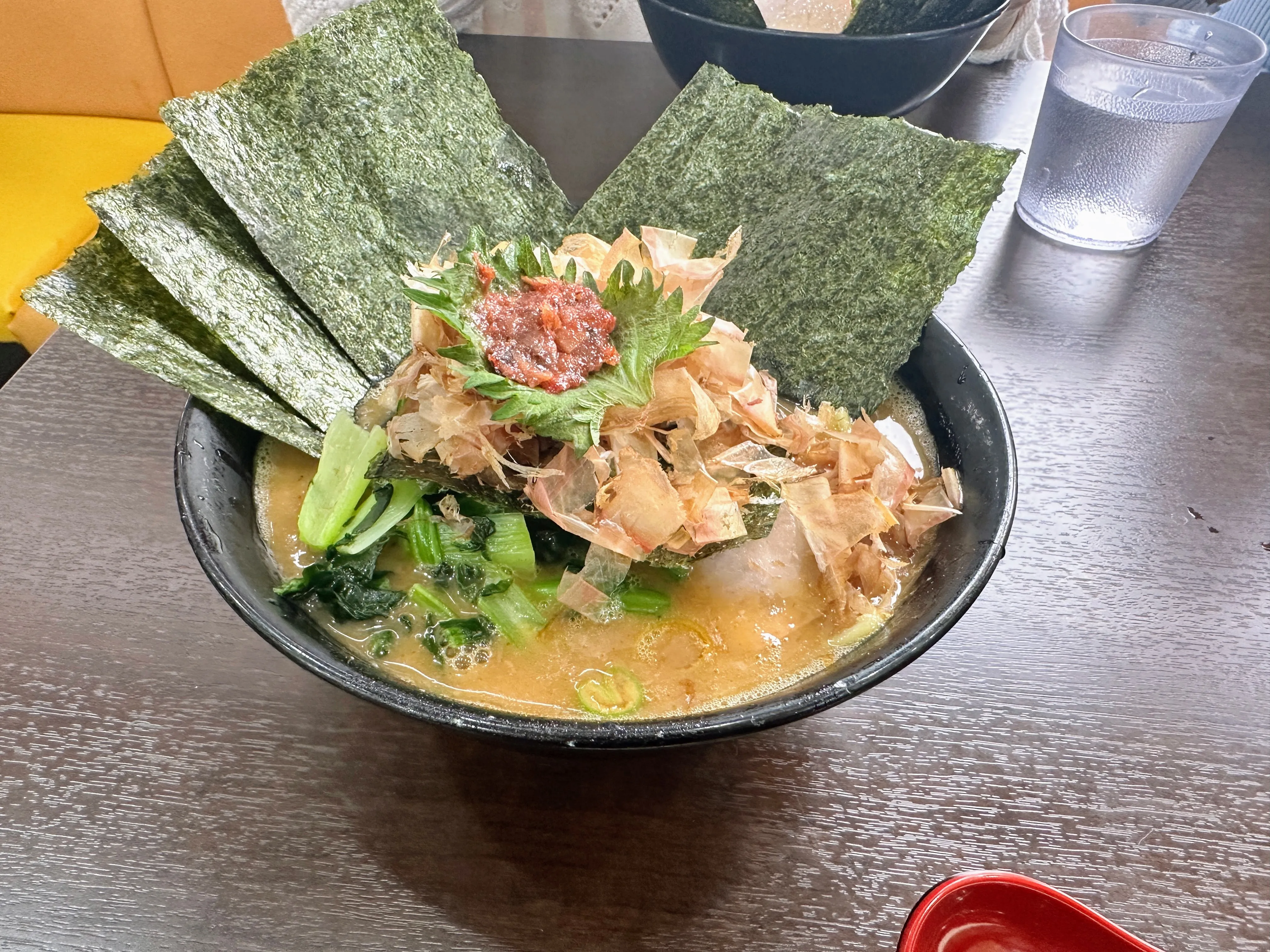 杉田家の和風ラーメン。鰹節・大葉・梅肉と大判の海苔がたっぷりとのっている