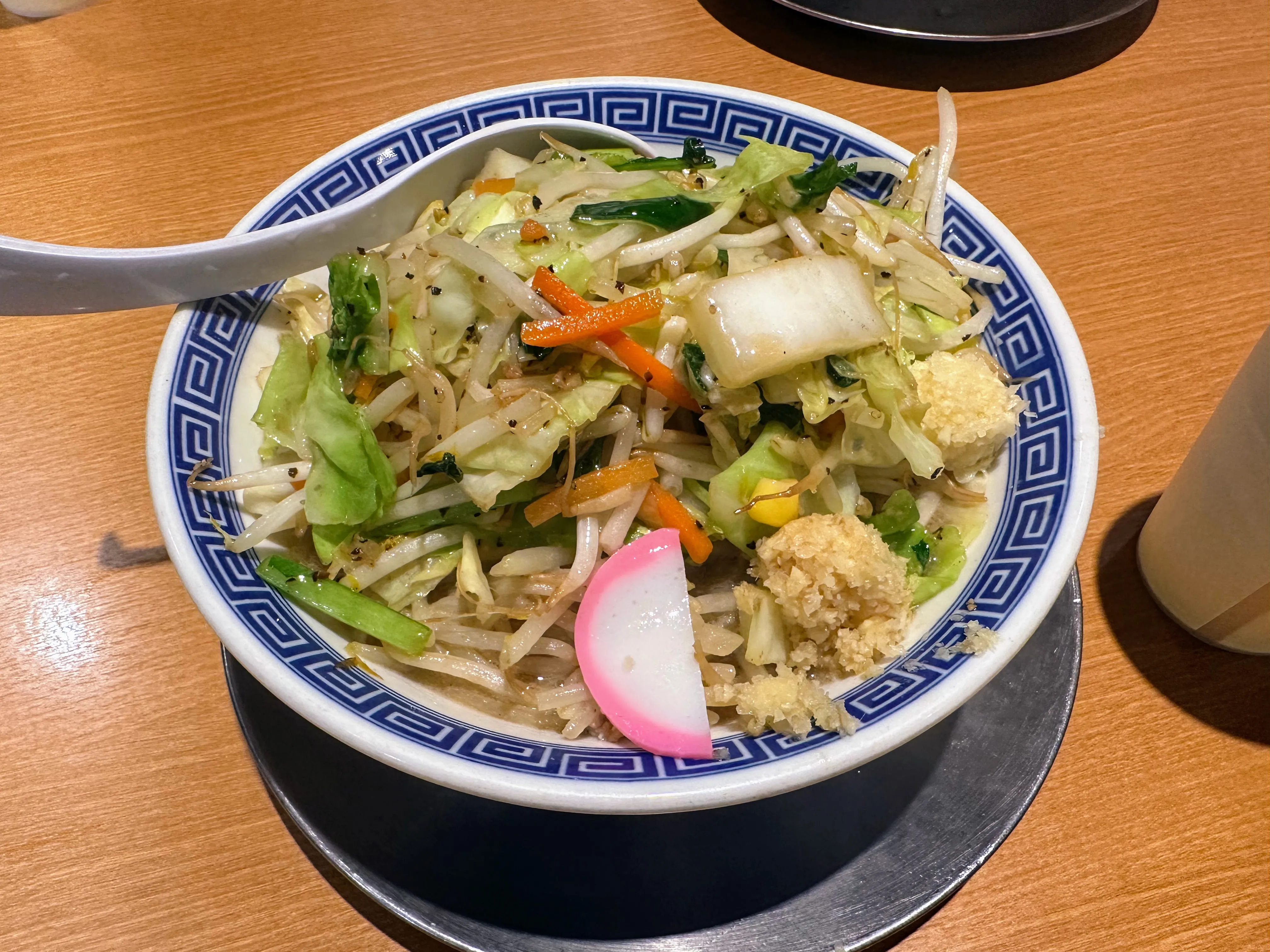 トナリの辛激タンメン。真っ赤な唐辛子粉と野菜がたっぷりのっている