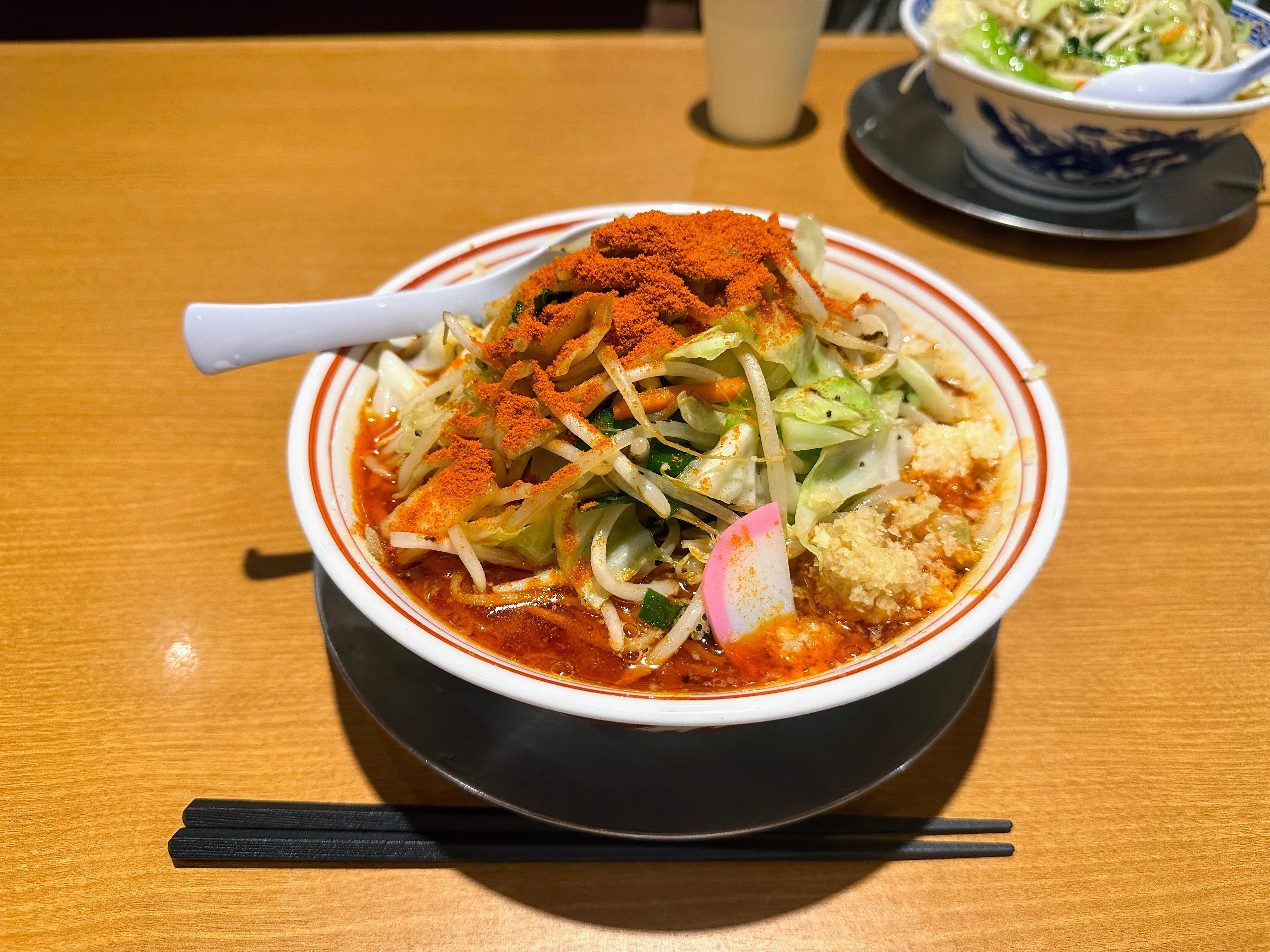 トナリのタンメン。キャベツ・もやし・にんじんなどの野菜がたっぷりのっている