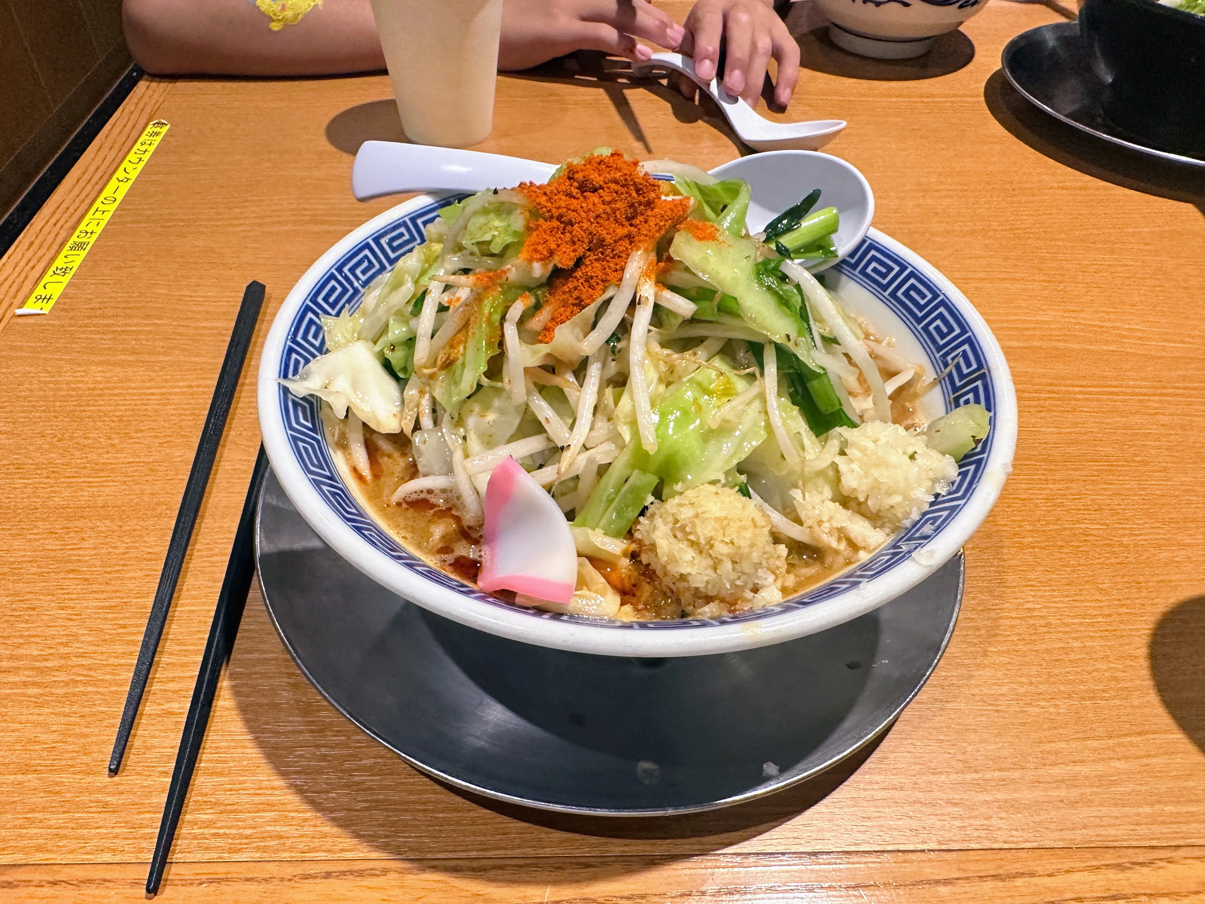 トナリの辛激タンメン。唐辛子粉と野菜がたっぷりのっている