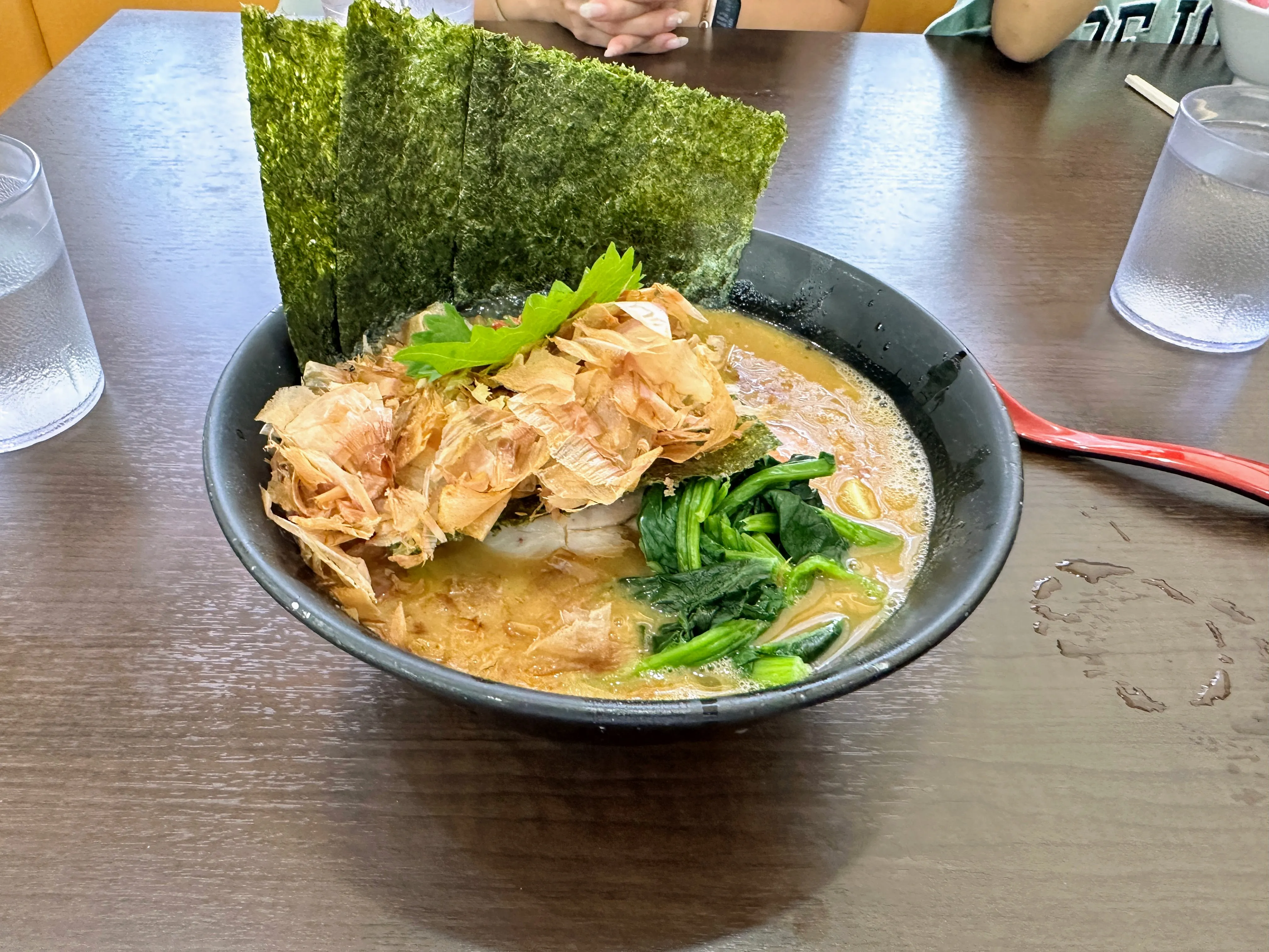 杉田家の和風ラーメン。鰹節・大葉がたっぷりとのっている