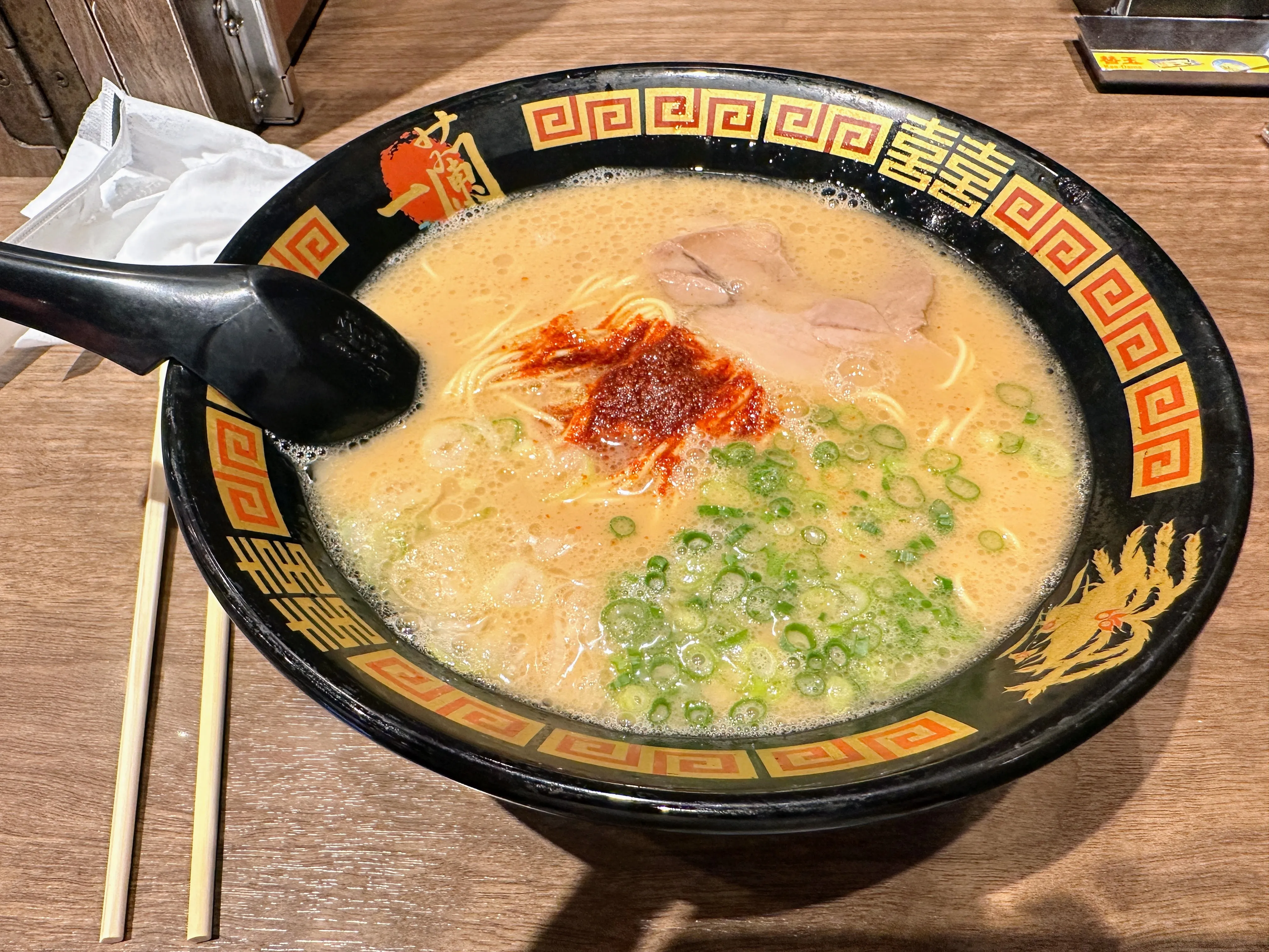 一蘭千葉出洲港店のラーメン。豚骨スープに秘伝の赤い粉と青ねぎがのっている
