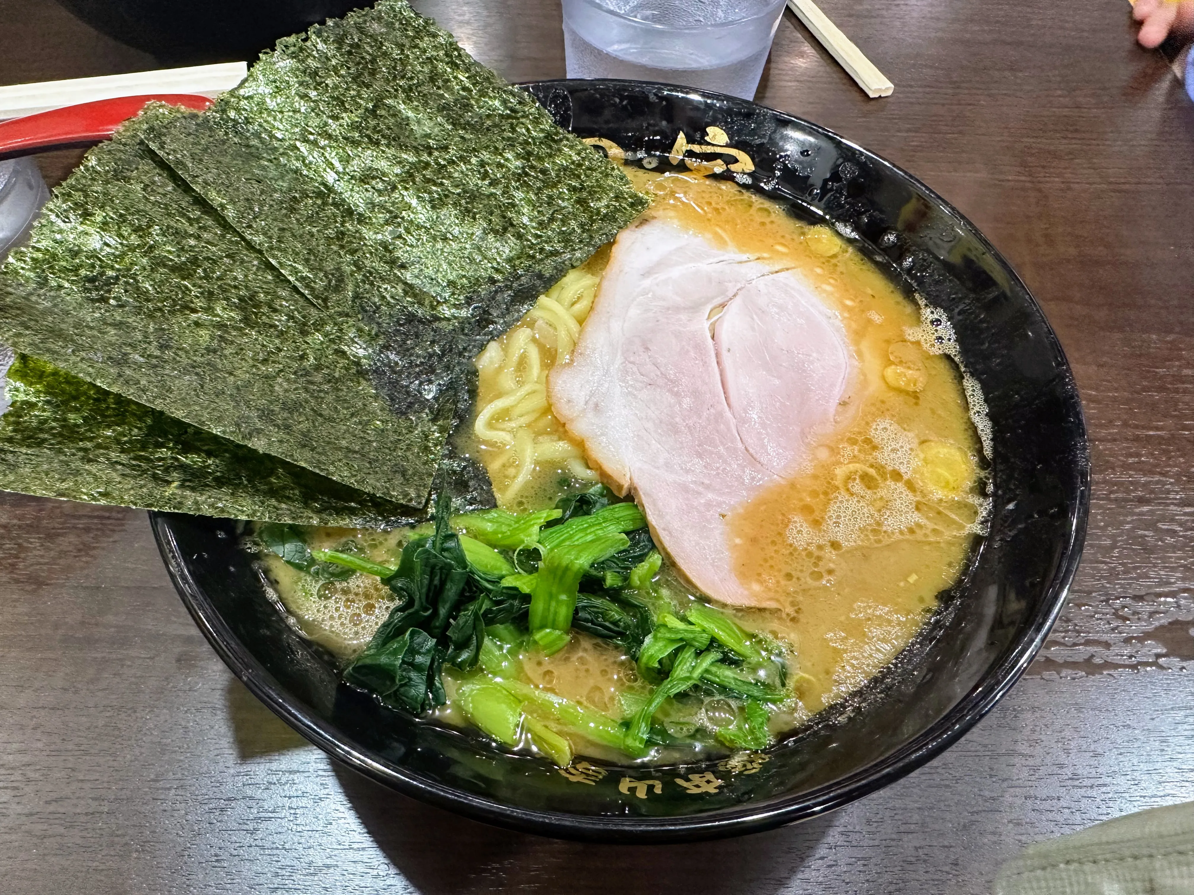 杉田家のラーメン。厚切りチャーシューと青ねぎ、大判の海苔がのっている
