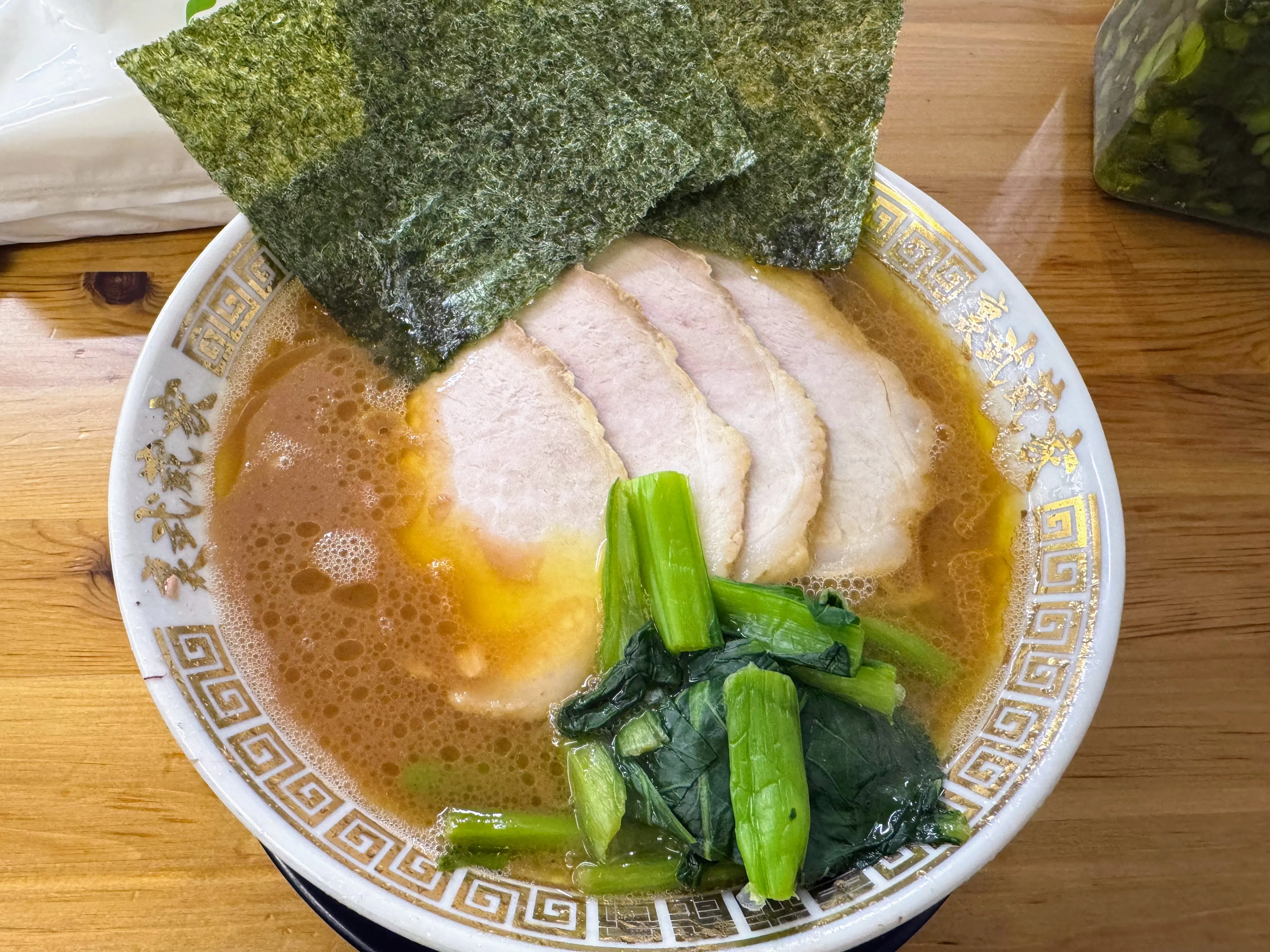 裏武蔵家のラーメン。豚骨醤油スープに厚切りチャーシューがのっている