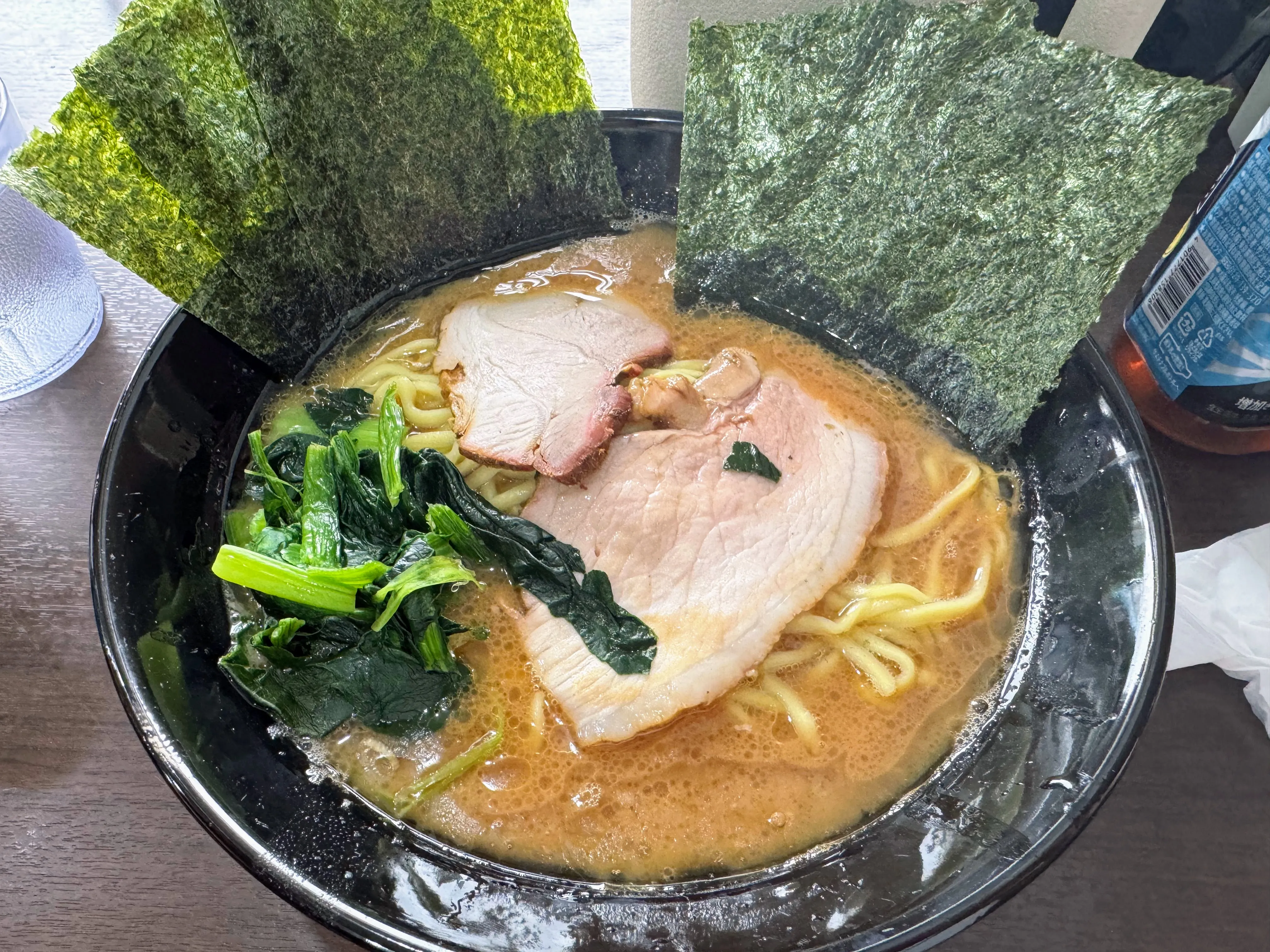 杉田家のラーメン。厚切りチャーシューと青菜、大判の海苔がのっている