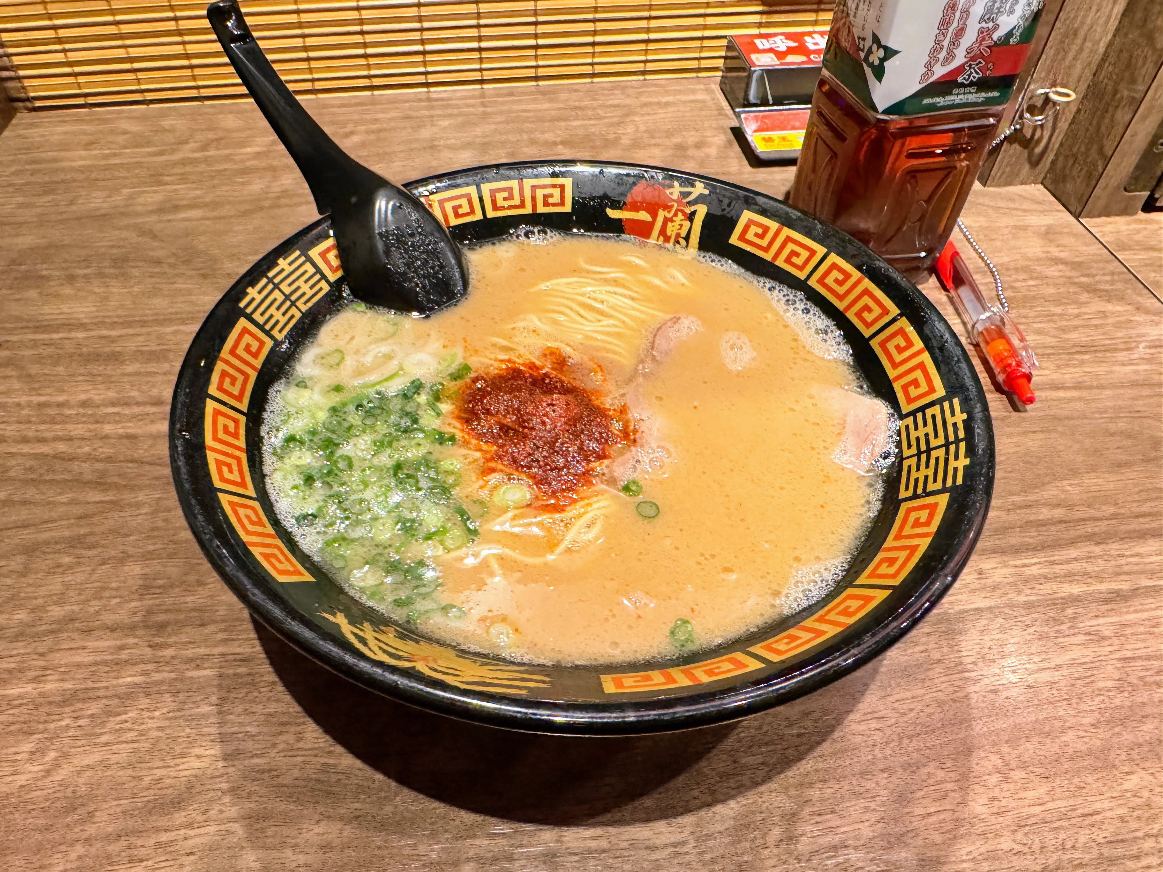 一蘭千葉出洲港店のラーメン。豚骨スープに秘伝の赤い粉と青ねぎがのっている