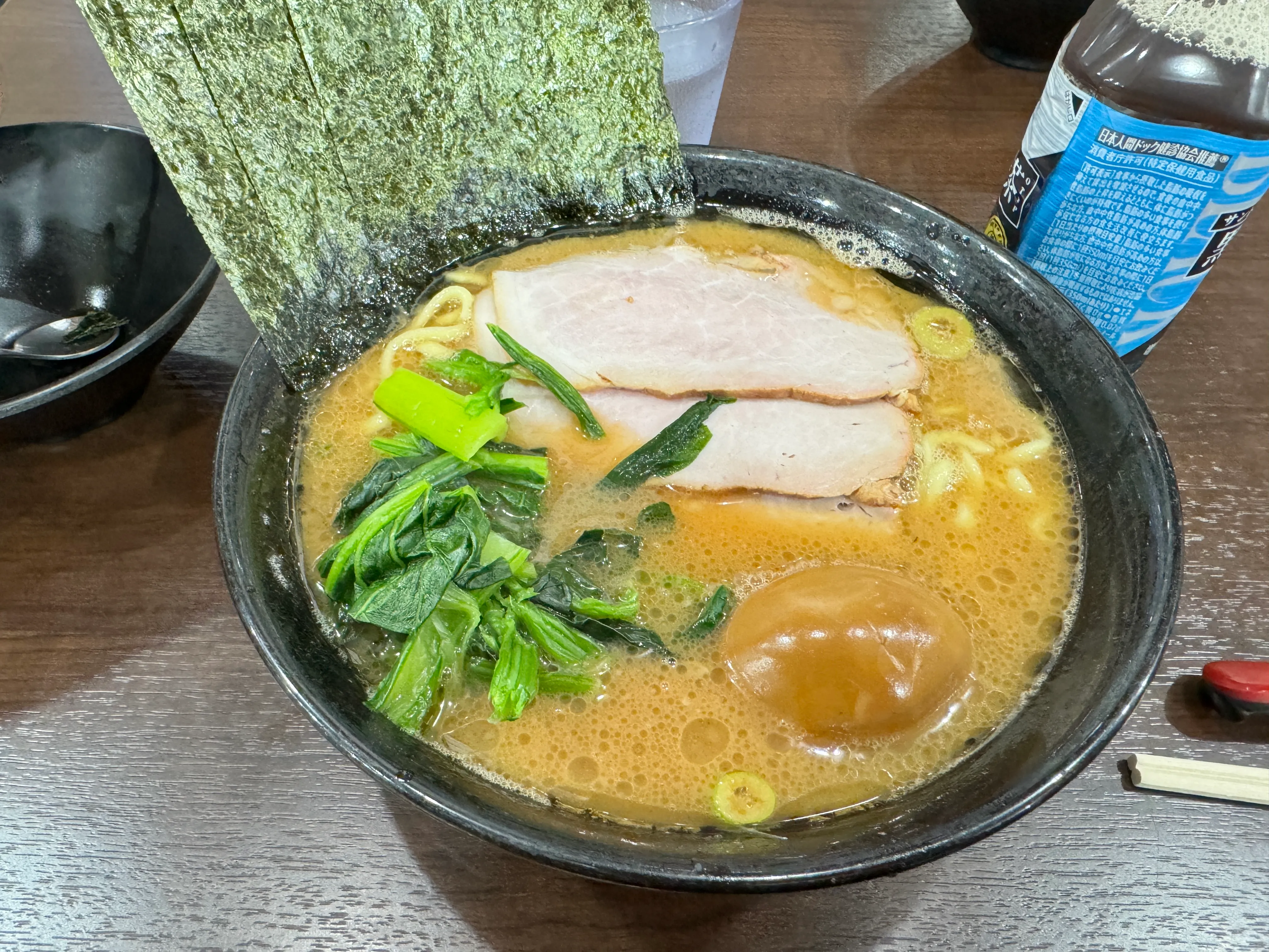 杉田家のラーメン。厚切りチャーシューと青菜、大判の海苔、煮卵がのっている