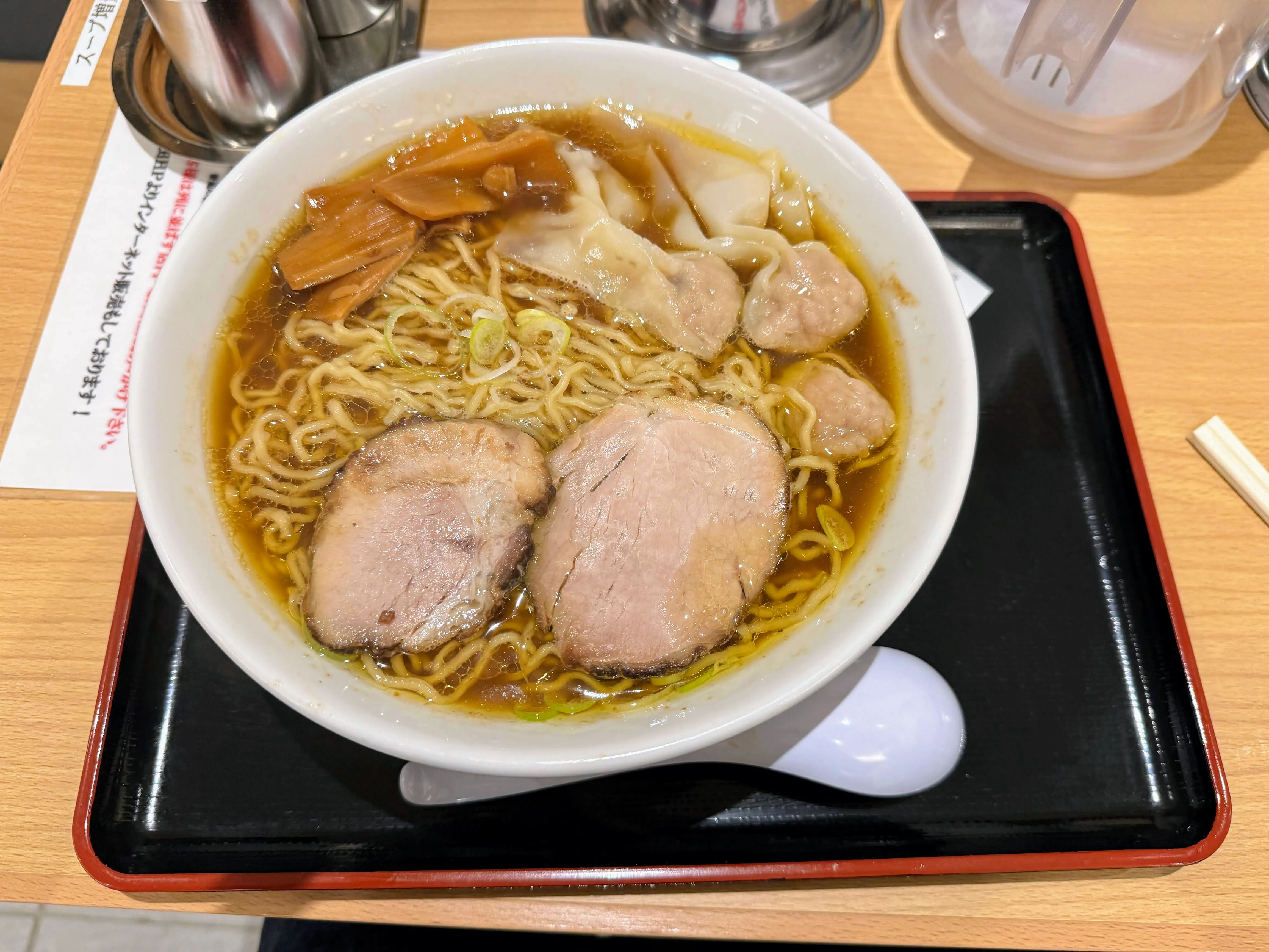 松戸中華そば富田食堂の雷そば。もやし・キャベツと肉そぼろ、厚切りチャーシューがのっている