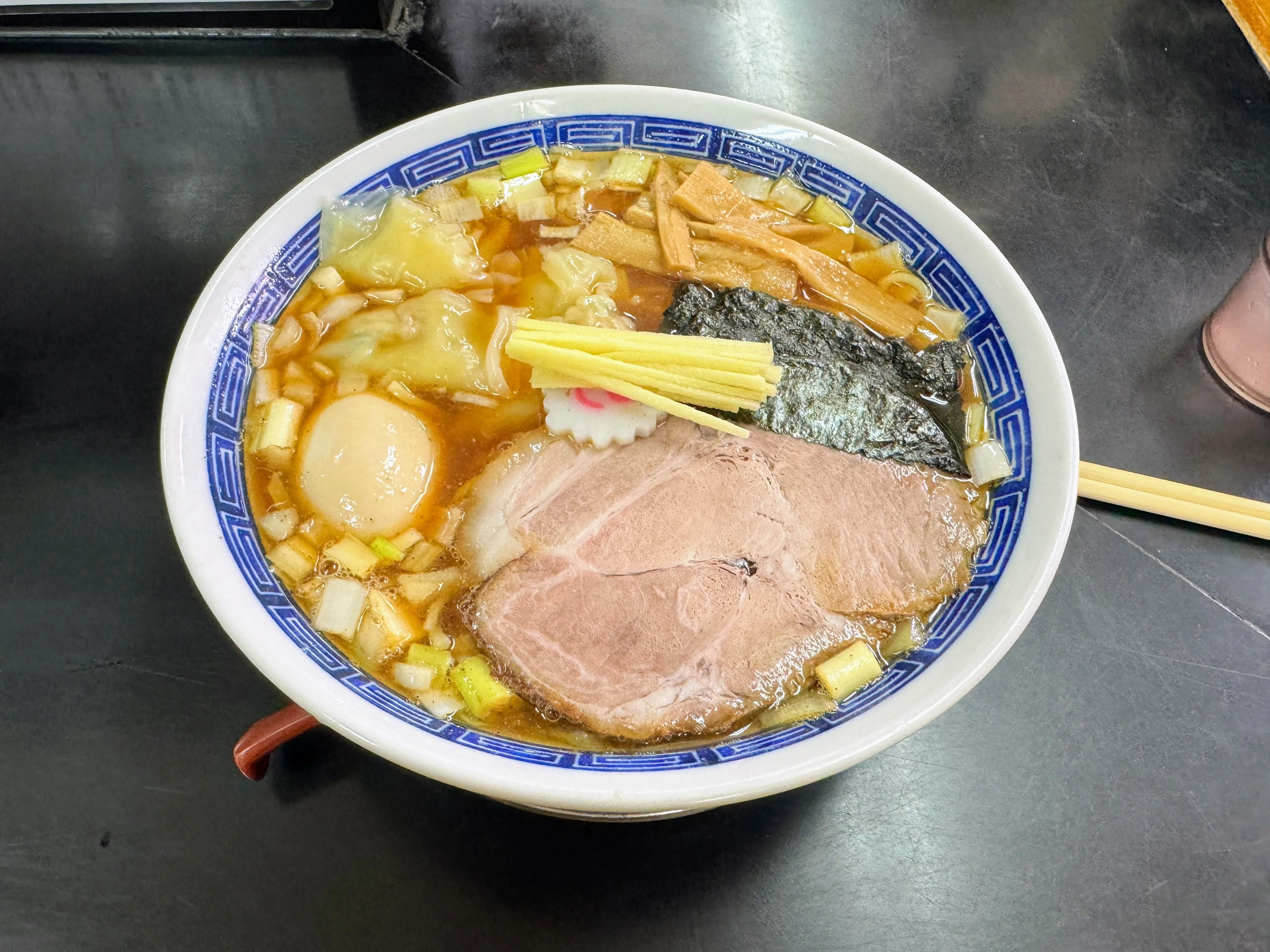 中華そば亀喜屋のワンタン麺。厚切りチャーシューと味玉、メンマ、ワンタンがのっている