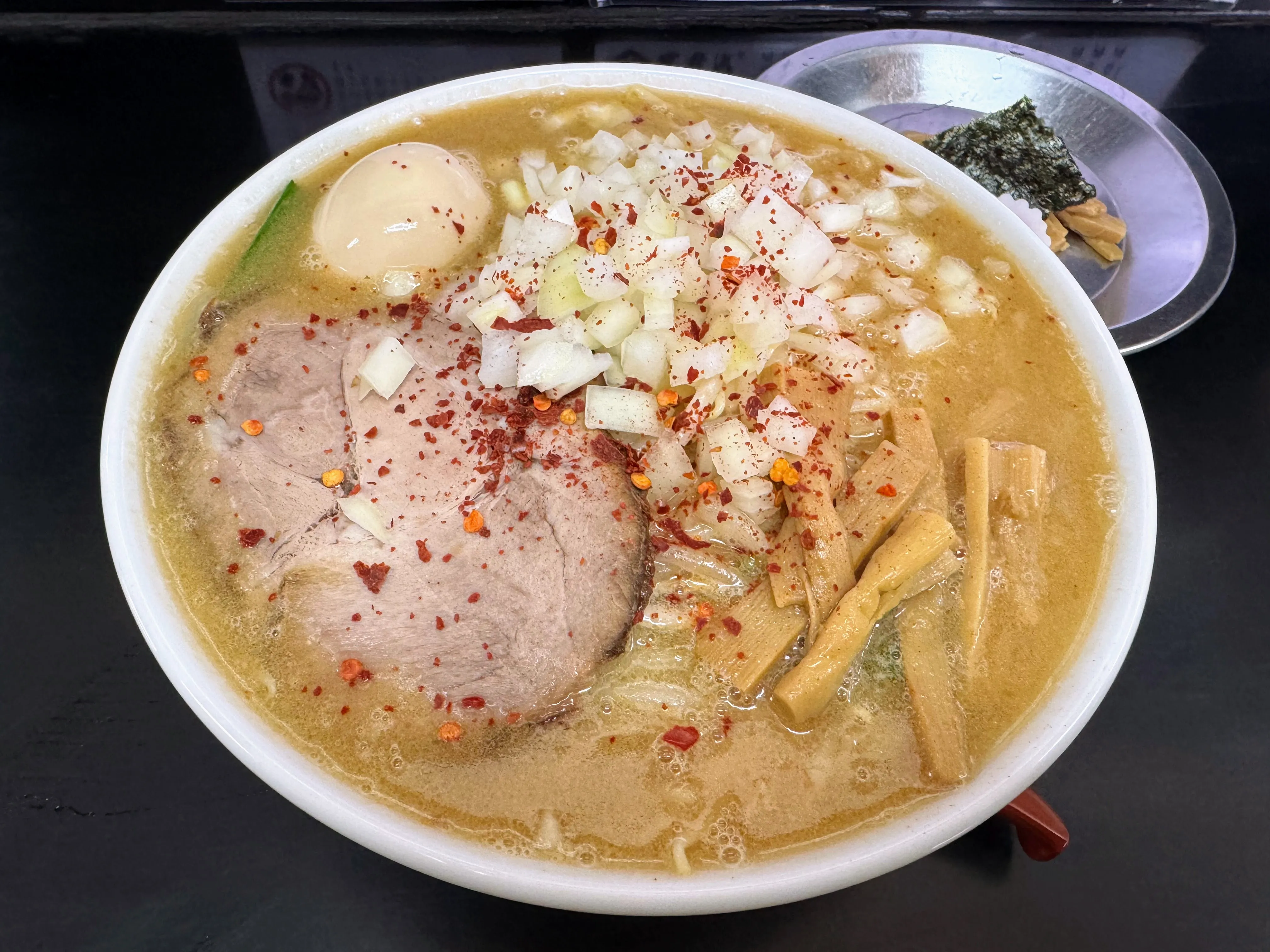 中華そば亀喜屋の味噌らぁめん。玉ねぎのみじん切りと辣油、厚切りチャーシューがのっている