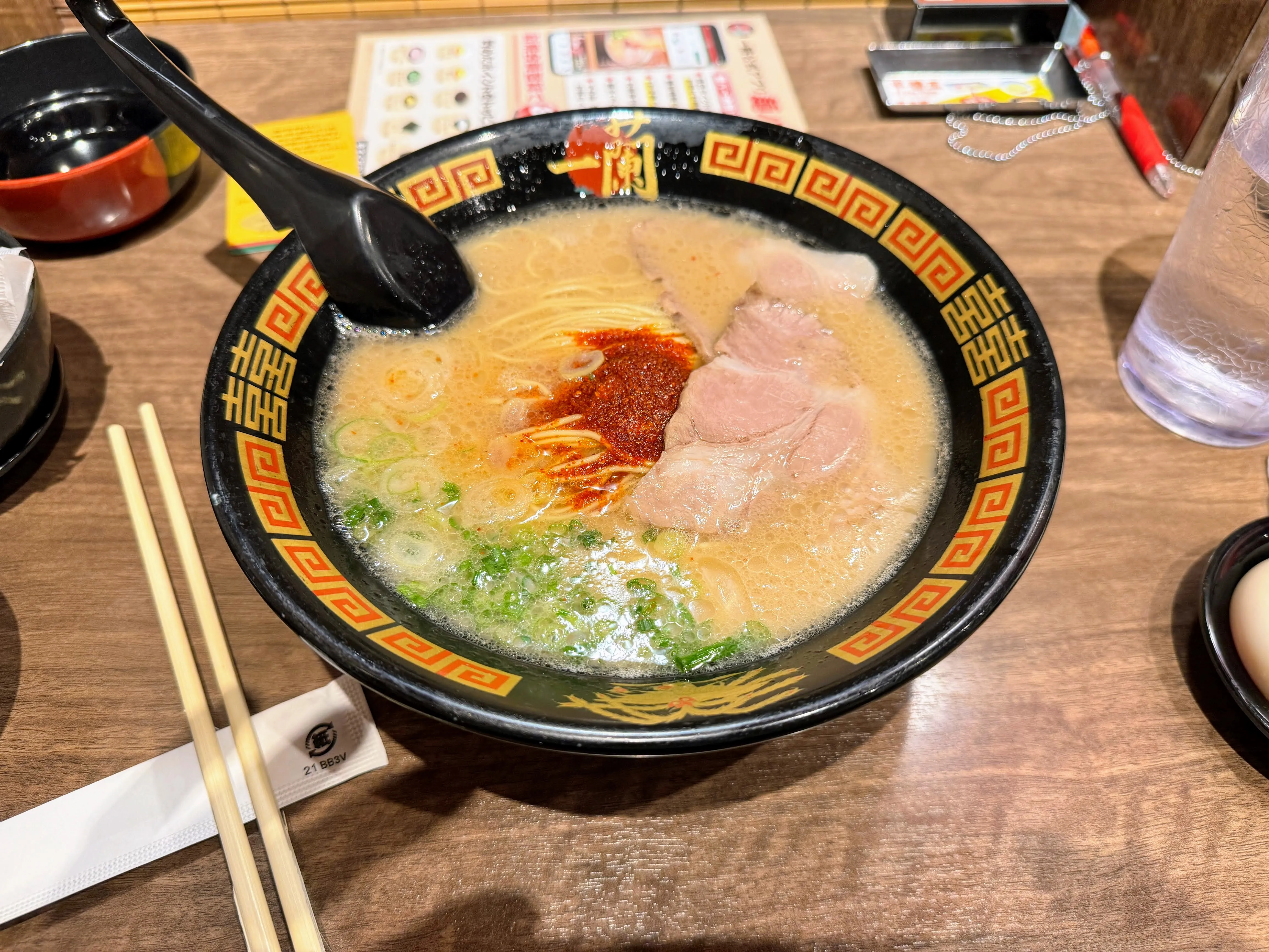 一蘭千葉出洲港店のラーメン。豚骨スープに秘伝の赤い粉と青ねぎがのっている