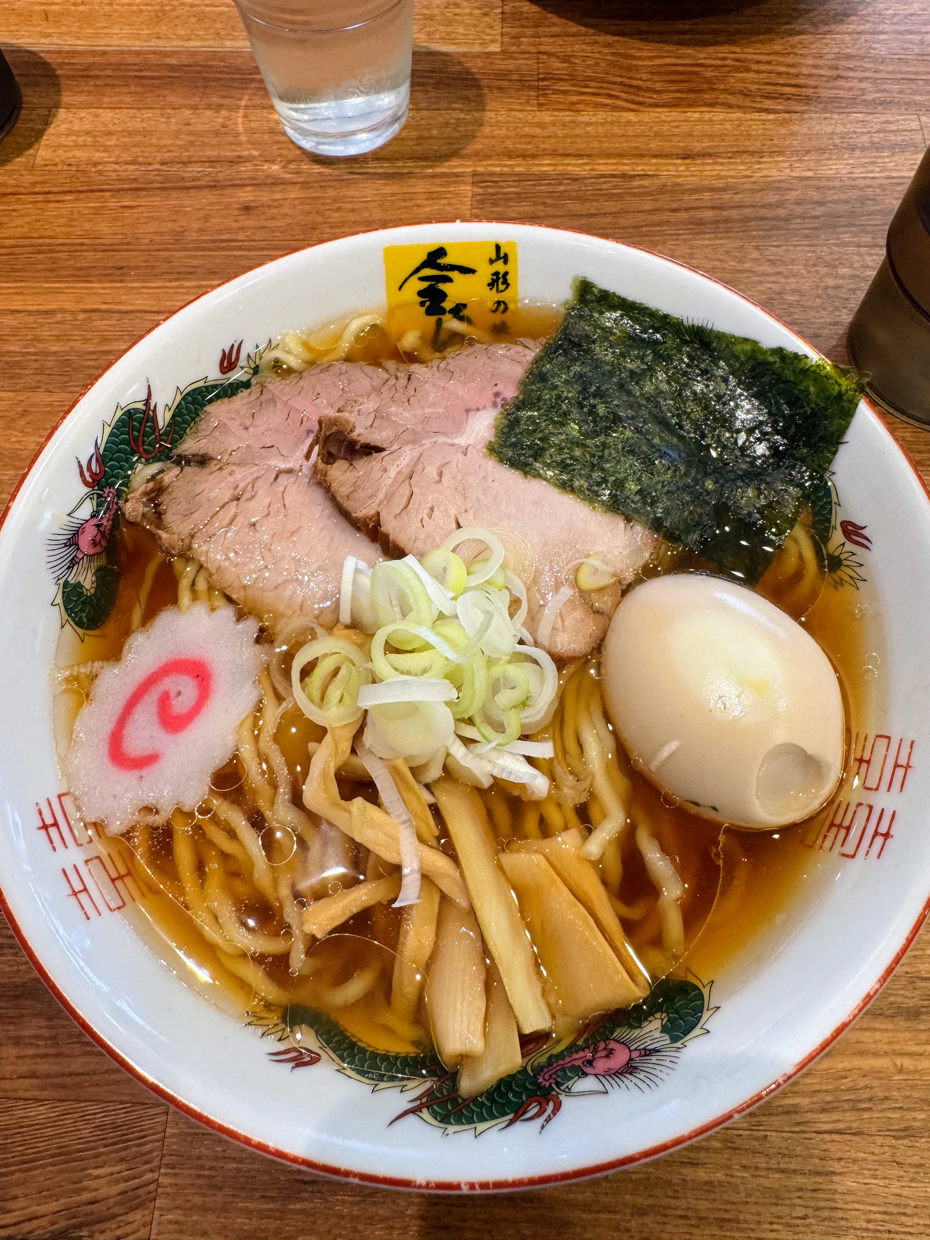 中華そば金ちゃんBEYONDのこども中華。コーンと煮卵、メンマ、海苔がのっている