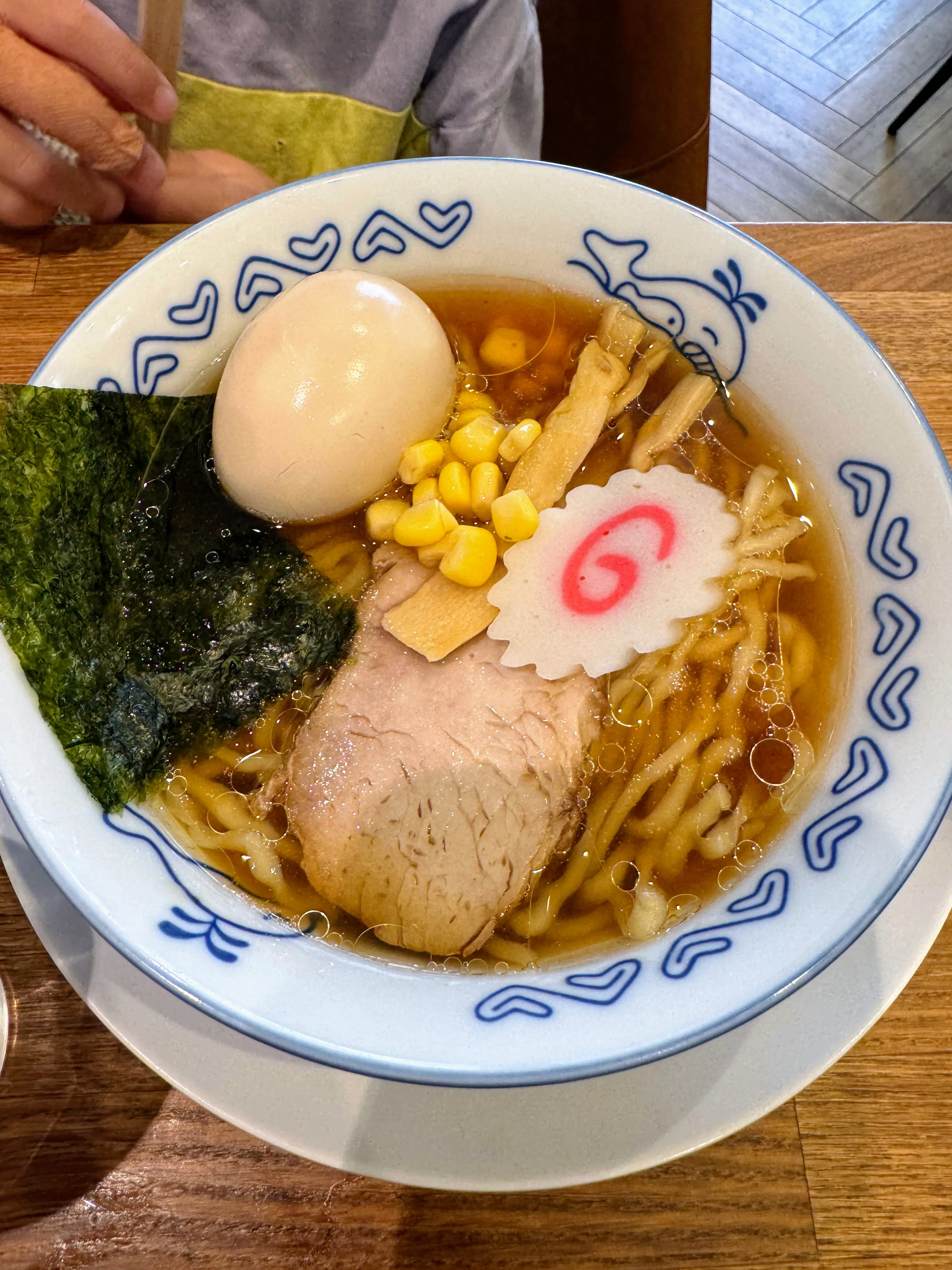 中華そば金ちゃんBEYONDの中華そば。厚切りチャーシュー2枚と煮卵、メンマ、海苔がのっている