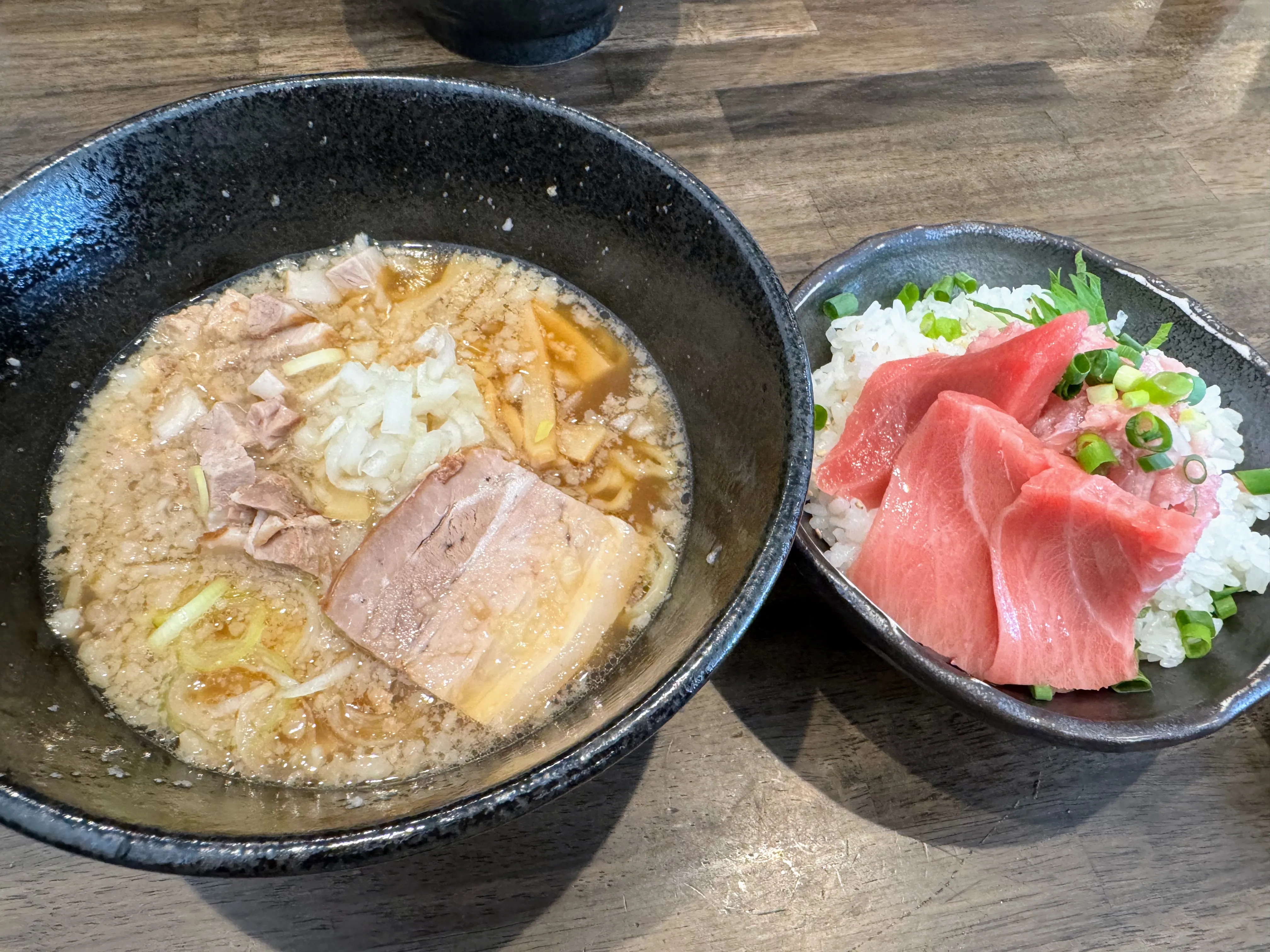 喜多方食堂 麺や玄 佐倉分店のレディースセット。喜多方ラーメンとまぐろ丼が並んでいる