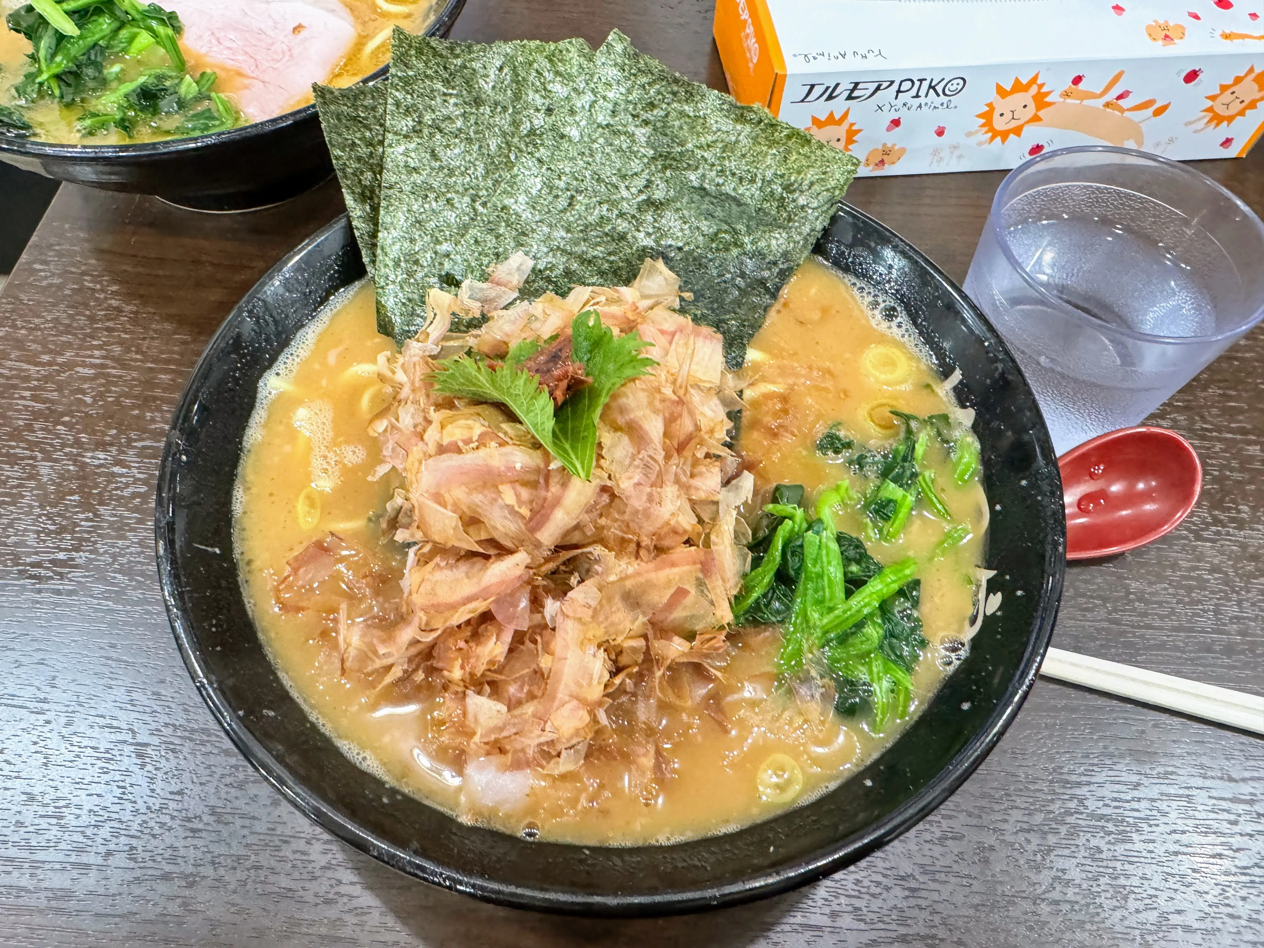杉田家の和風ラーメン。鰹節・大葉・梅肉がたっぷりとのっている