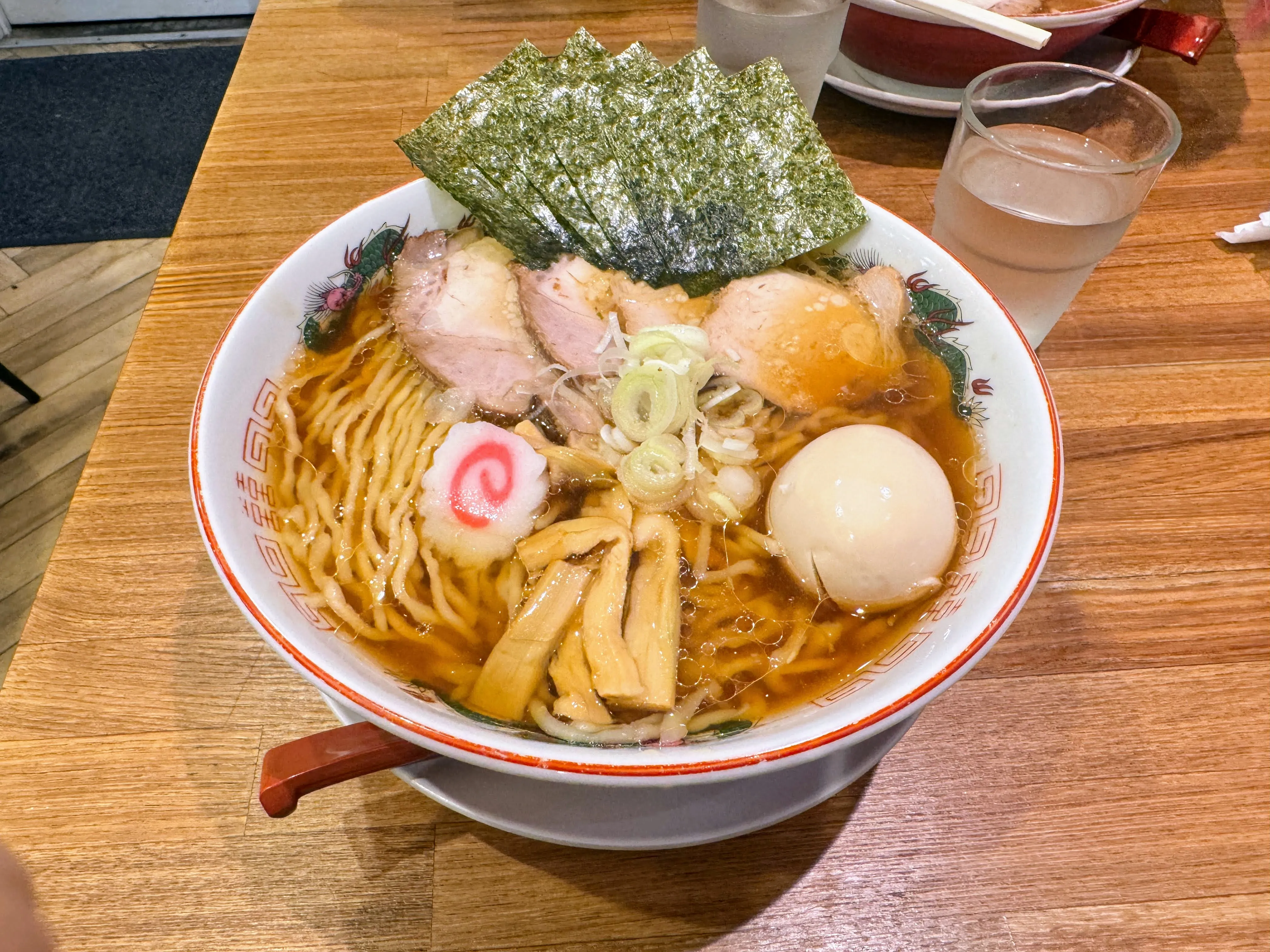 中華そば金ちゃんBEYONDの中華そば。厚切りチャーシュー2枚と煮卵、海苔がのっている