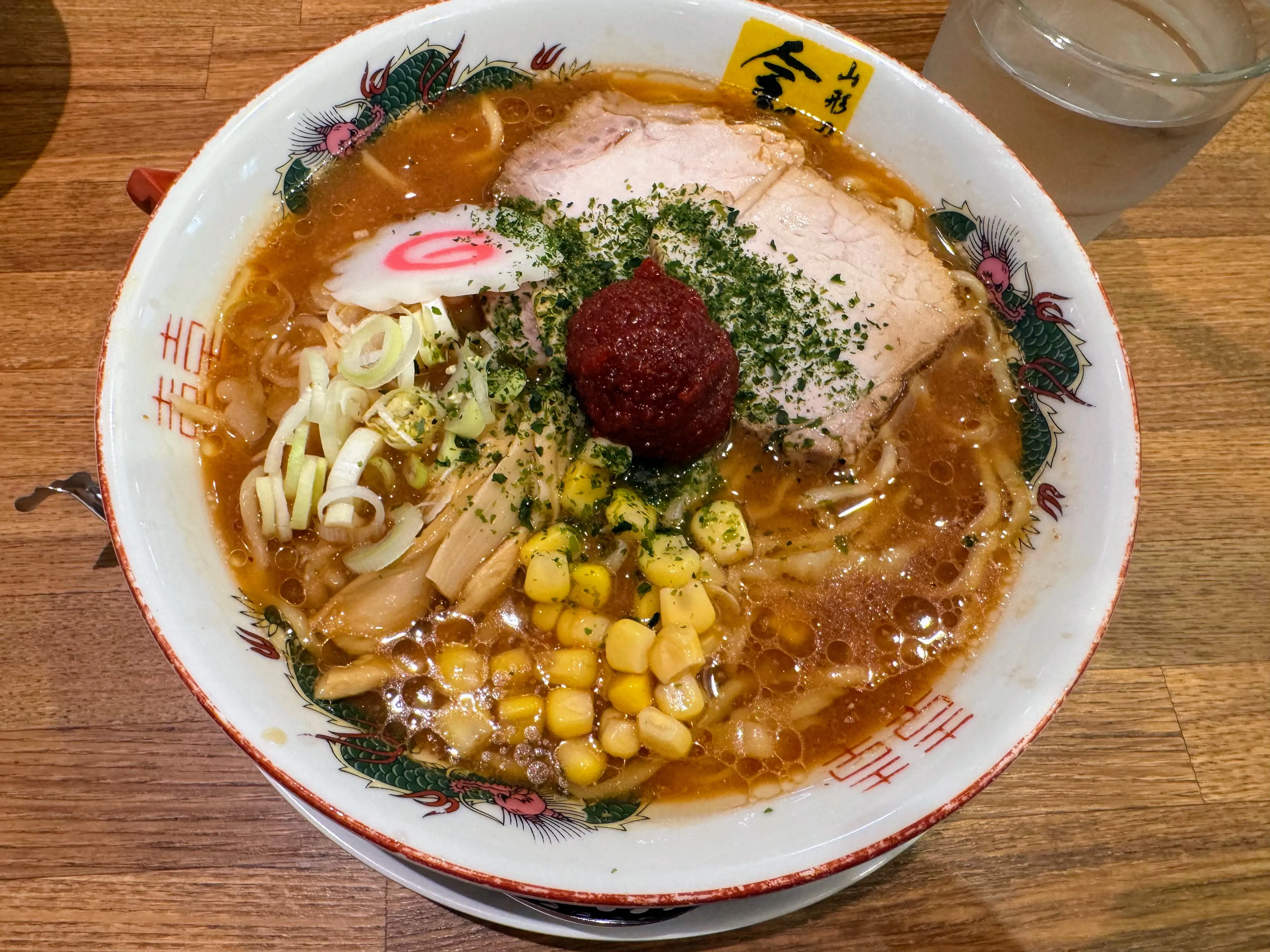 中華そば金ちゃんBEYONDの辛みそラーメン。自家製辣油とコーン、チャーシューがのっている