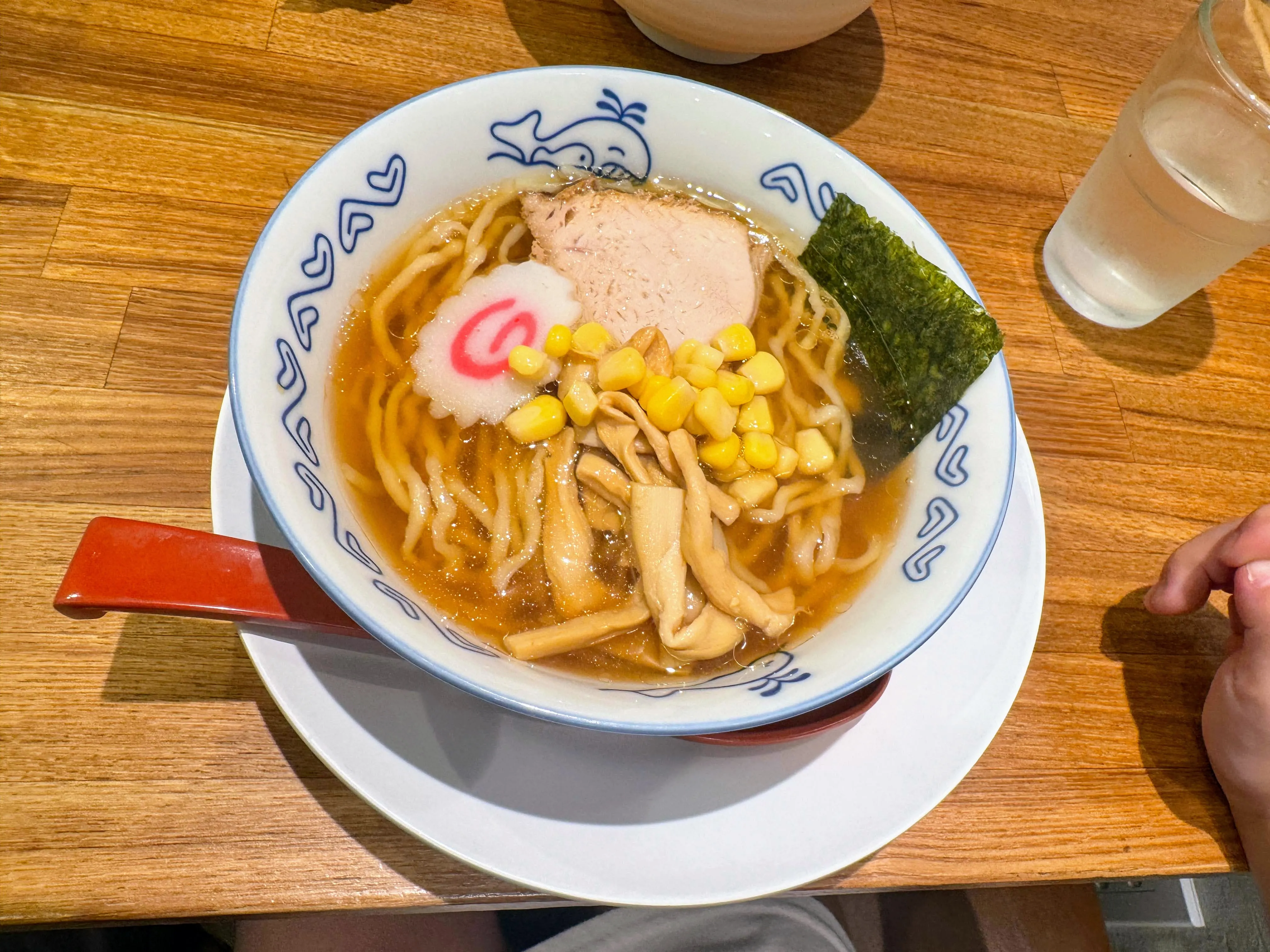 中華そば金ちゃんBEYONDのこども中華。コーンとメンマ、チャーシュー、海苔がのっている