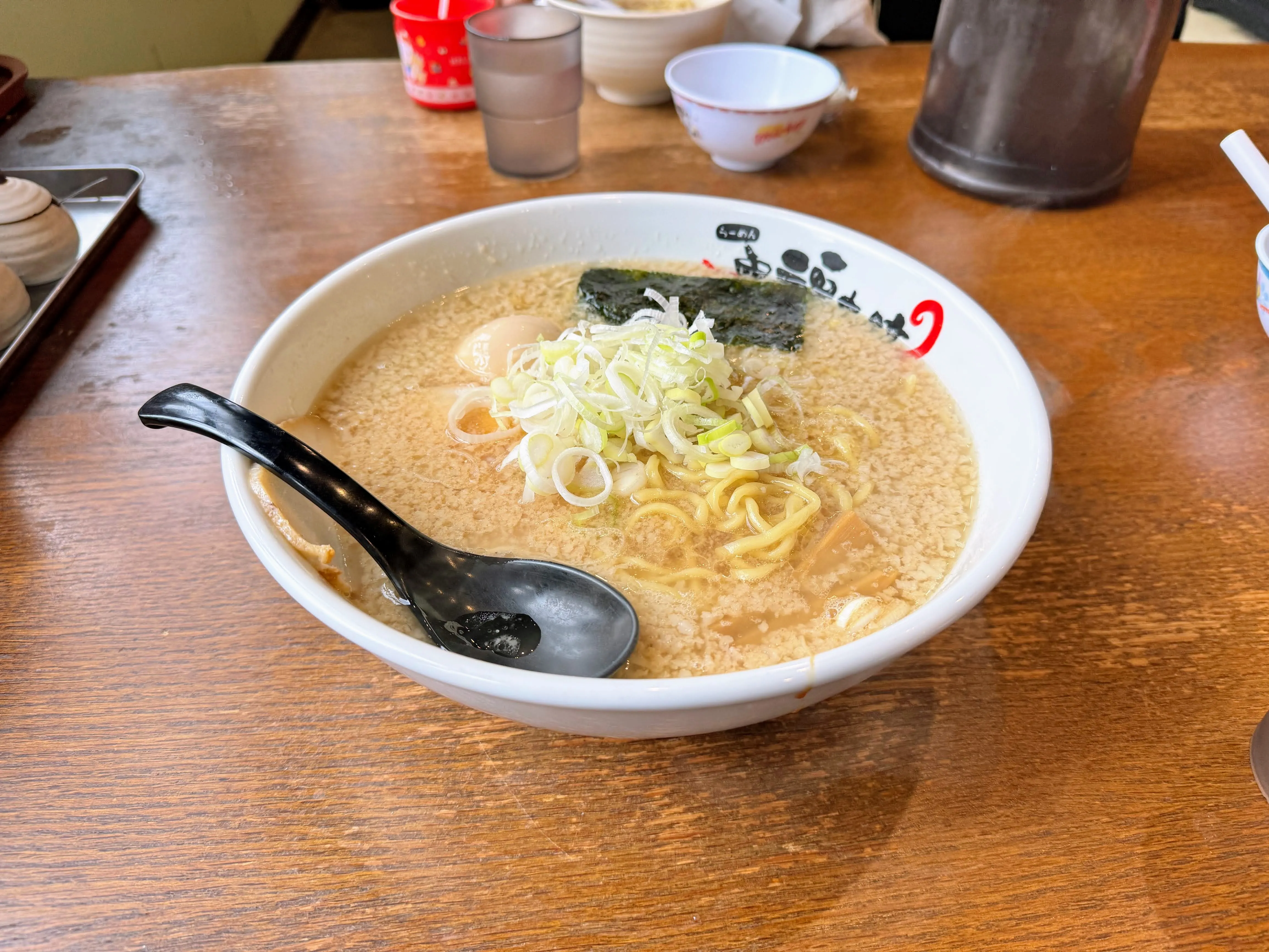 らーめん福たけのラーメン。味噌スープに煮卵と白髪ねぎ、海苔がのっている