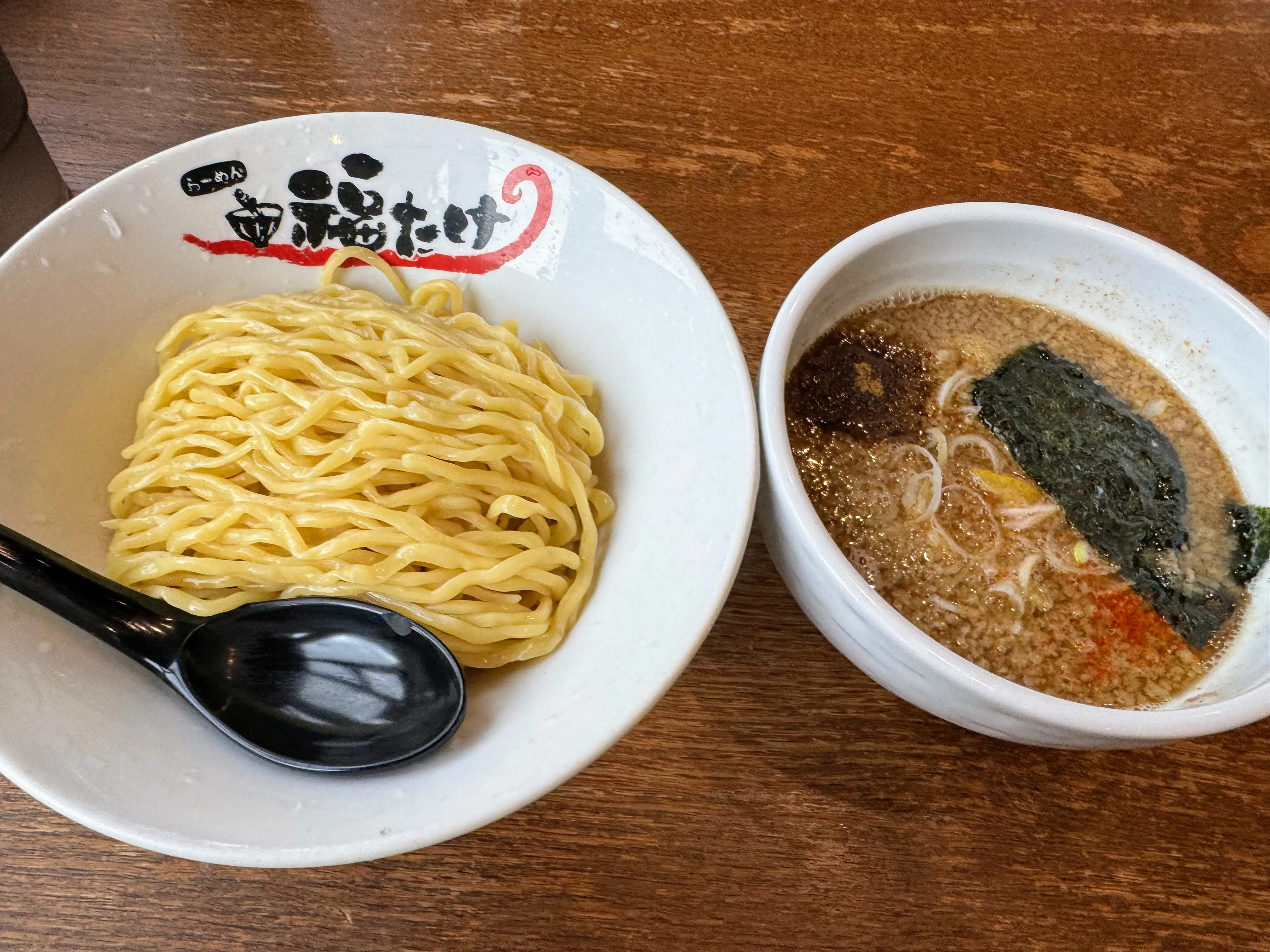らーめん福たけのつけ麺。太麺と豚骨魚介系のつけ汁、背脂と海苔がのっている