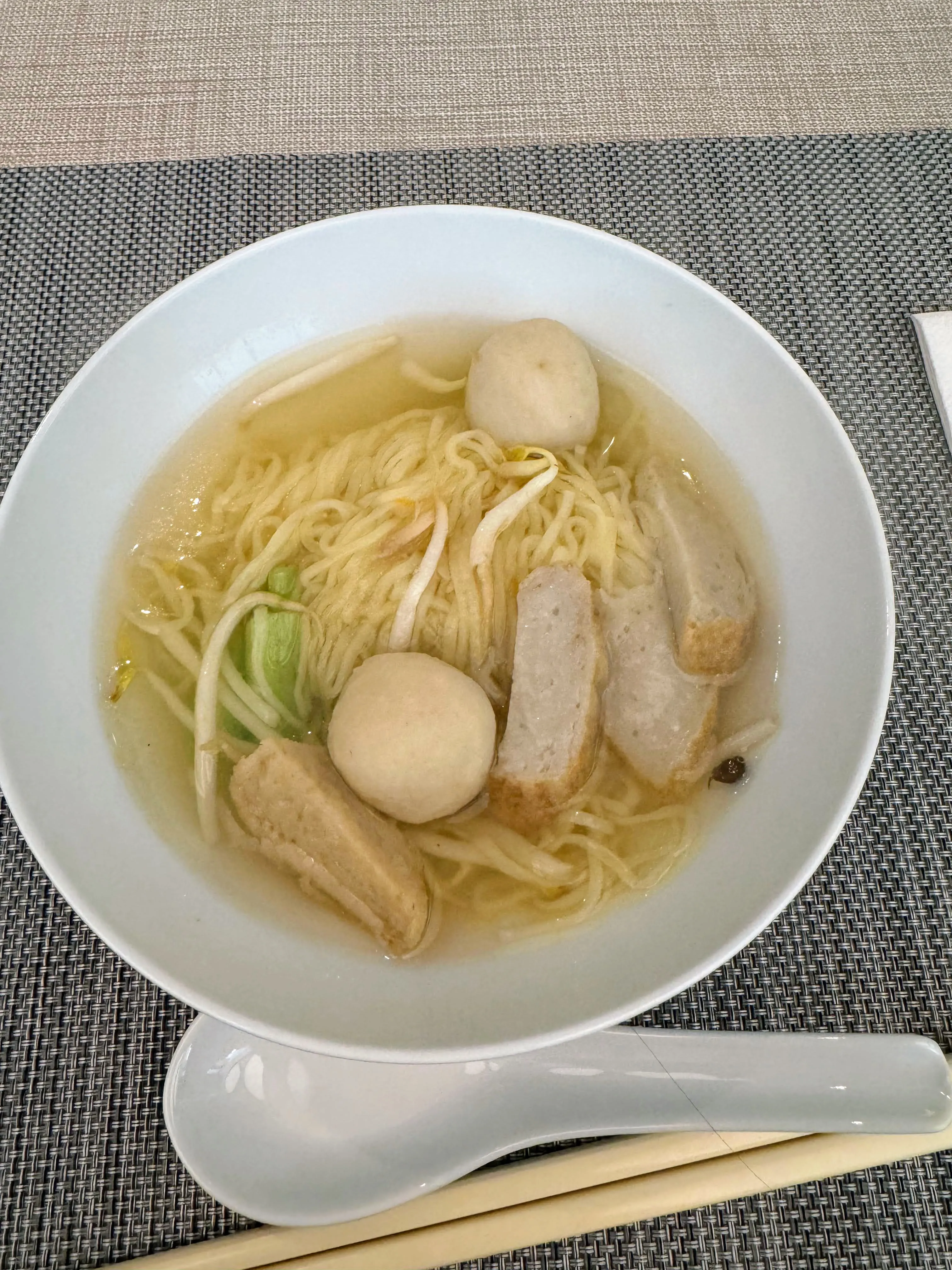 Courtyard by Marriott Bangkok Suvarnabhumi Airportの麺料理。魚団子と薄切りの練り物がのっている