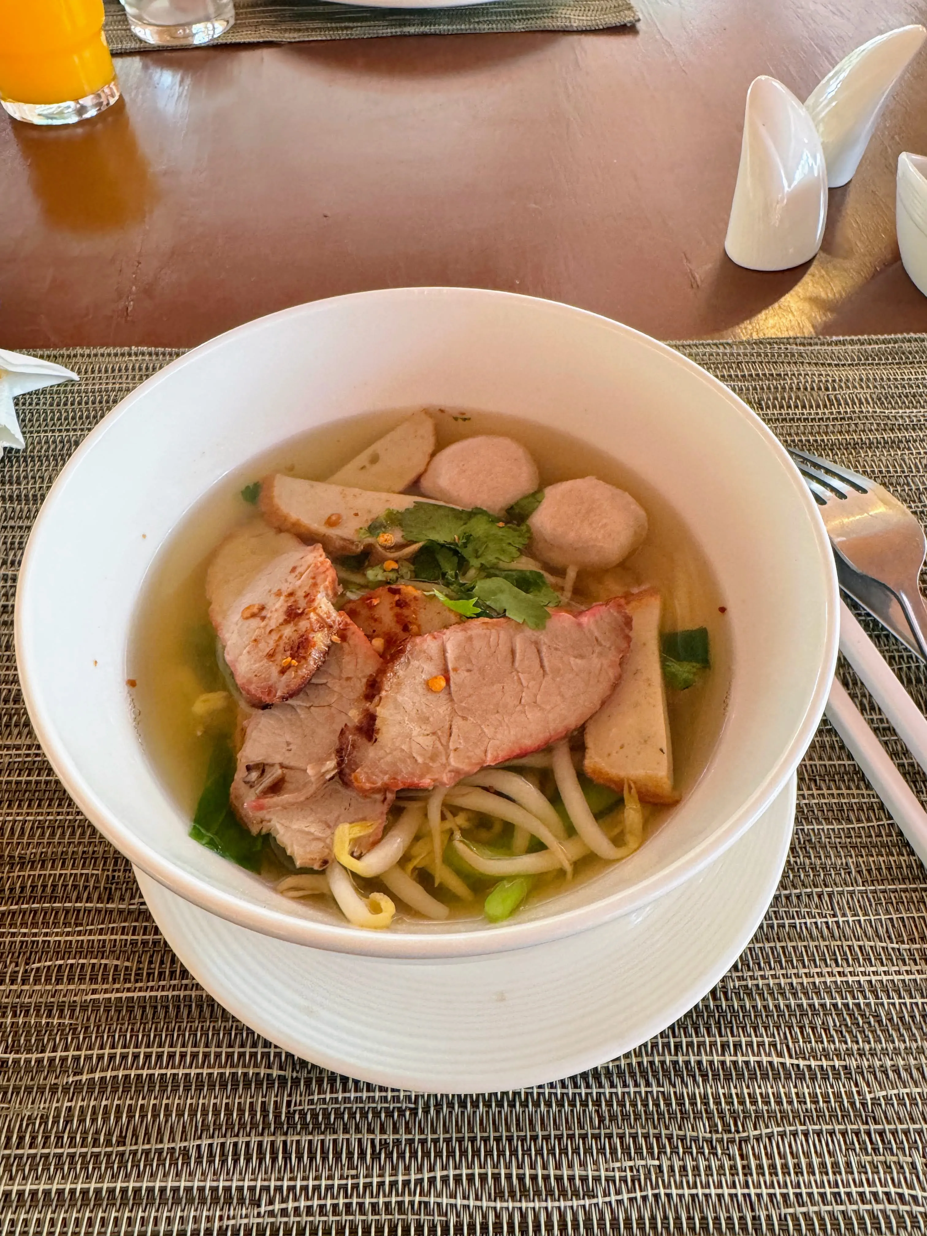 Sheraton Hua Hin Pranburi Villasの麺料理。厚切りチャーシューと練り物、魚団子がのっている