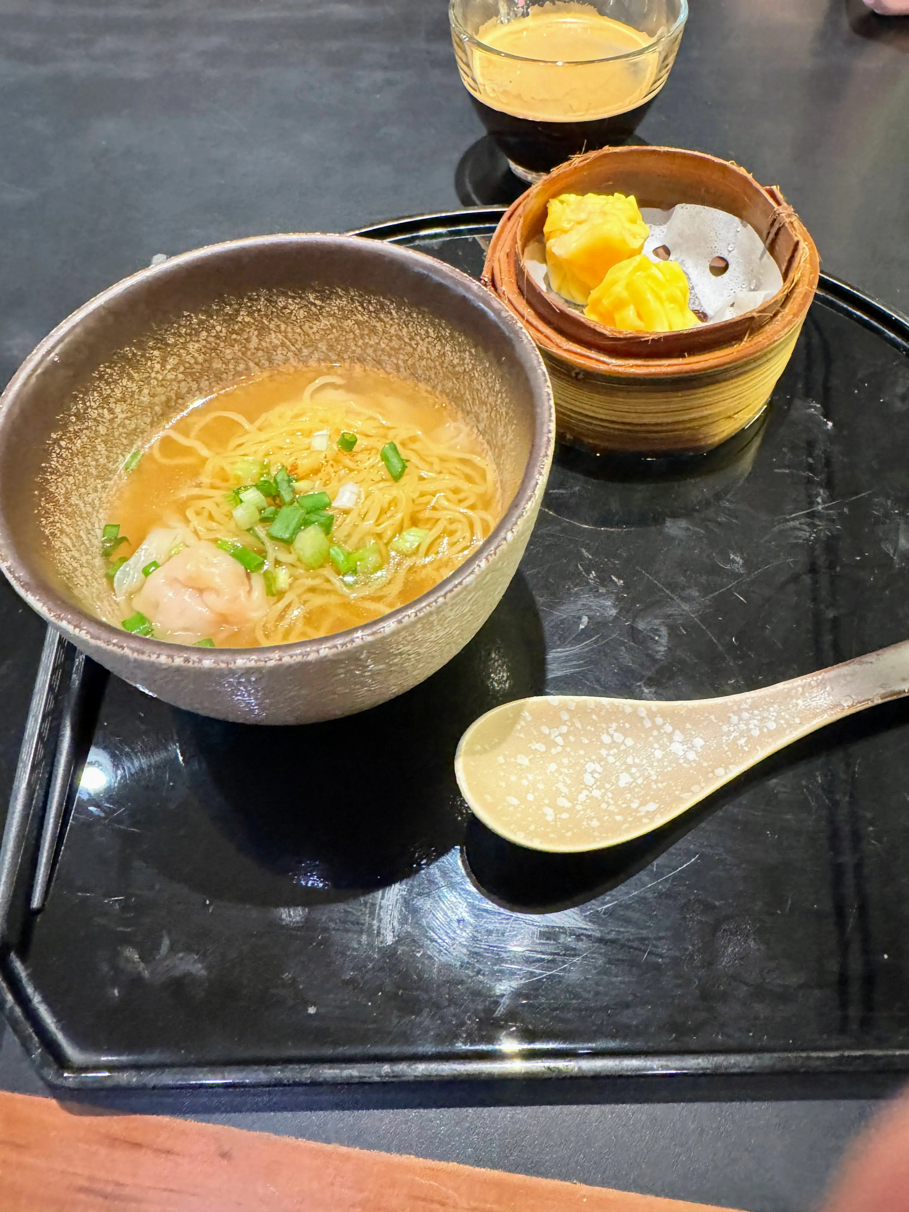 キャセイパシフィックラウンジの麺料理。エビワンタンと青ねぎがのっている