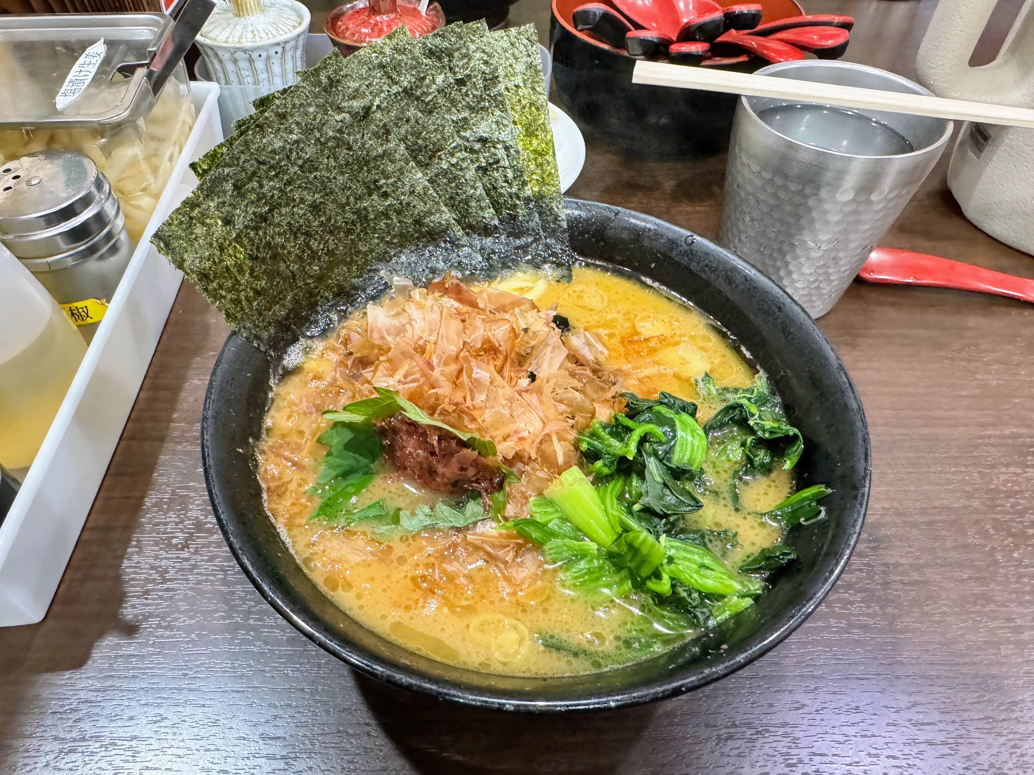 杉田家の和風ラーメン。鰹節・大葉・青菜がたっぷりとのっている