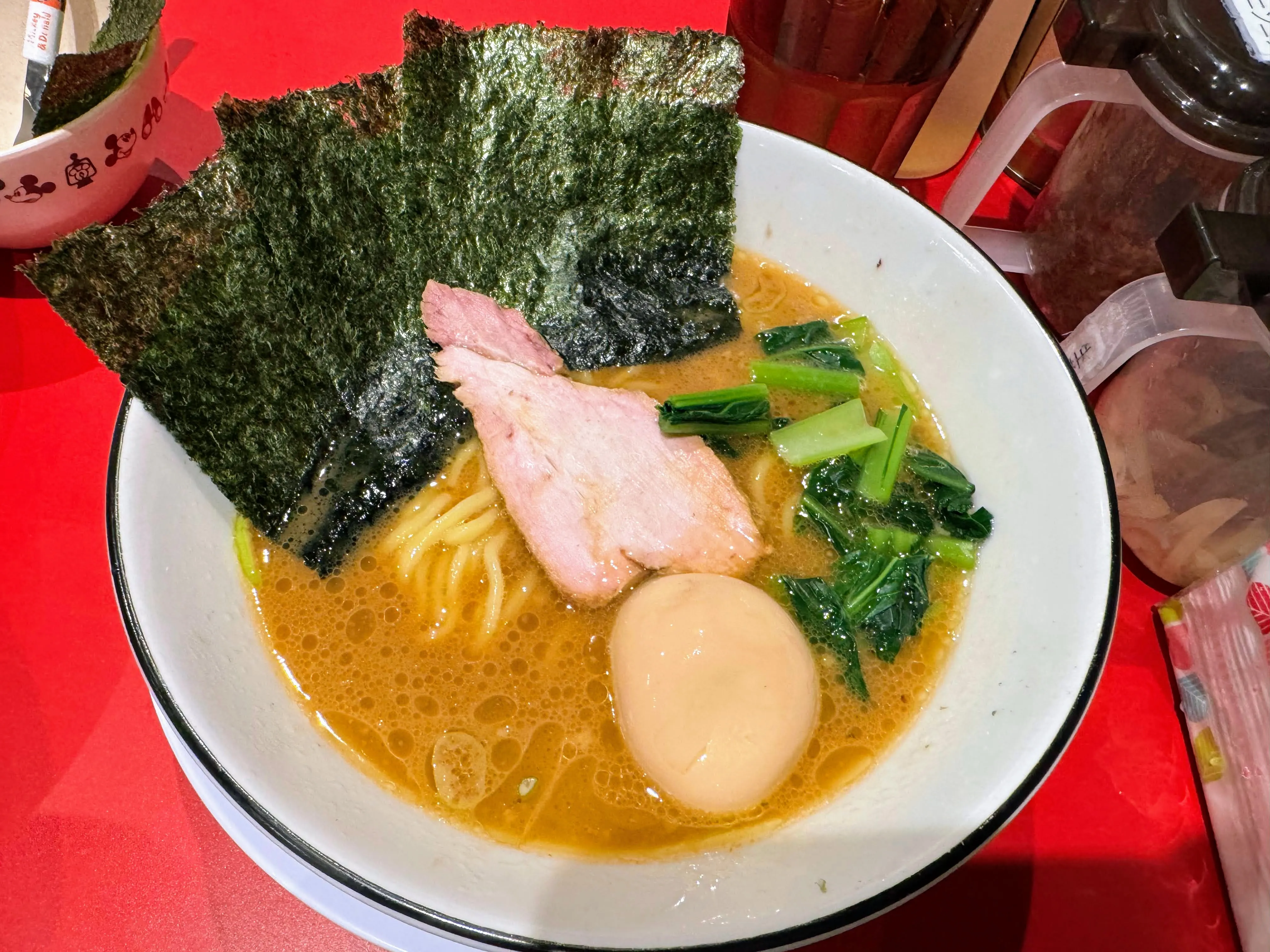王道家直系修のラーメン。厚切りチャーシューと煮卵、青菜、大判の海苔がのっている