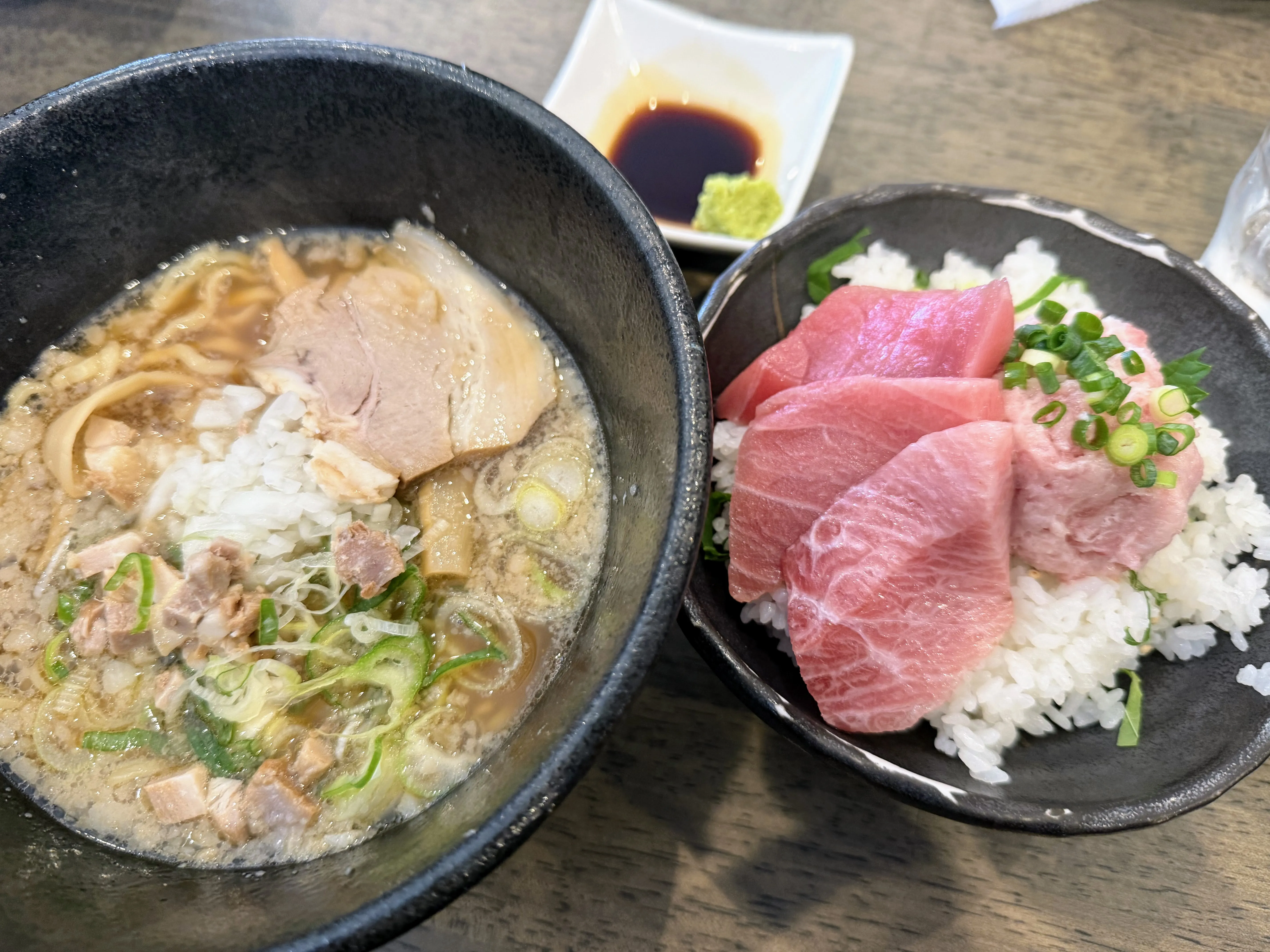 喜多方食堂 麺や玄 佐倉分店のレディースセット。喜多方ラーメンとまぐろ丼、薬味皿が並んでいる