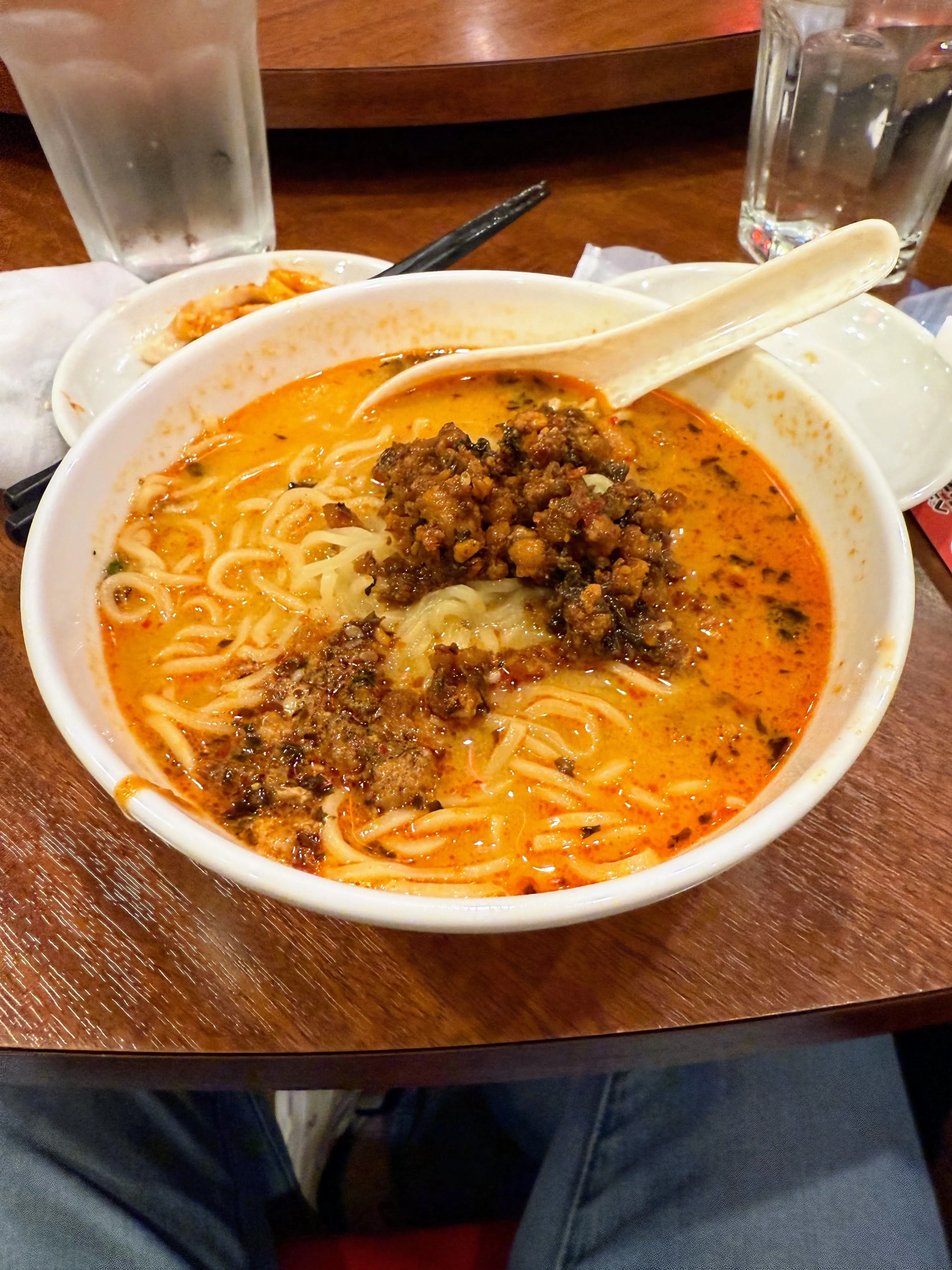 北京カォヤーテンの担々麺。ごまベースの濃厚なスープに肉味噌がたっぷりのっている