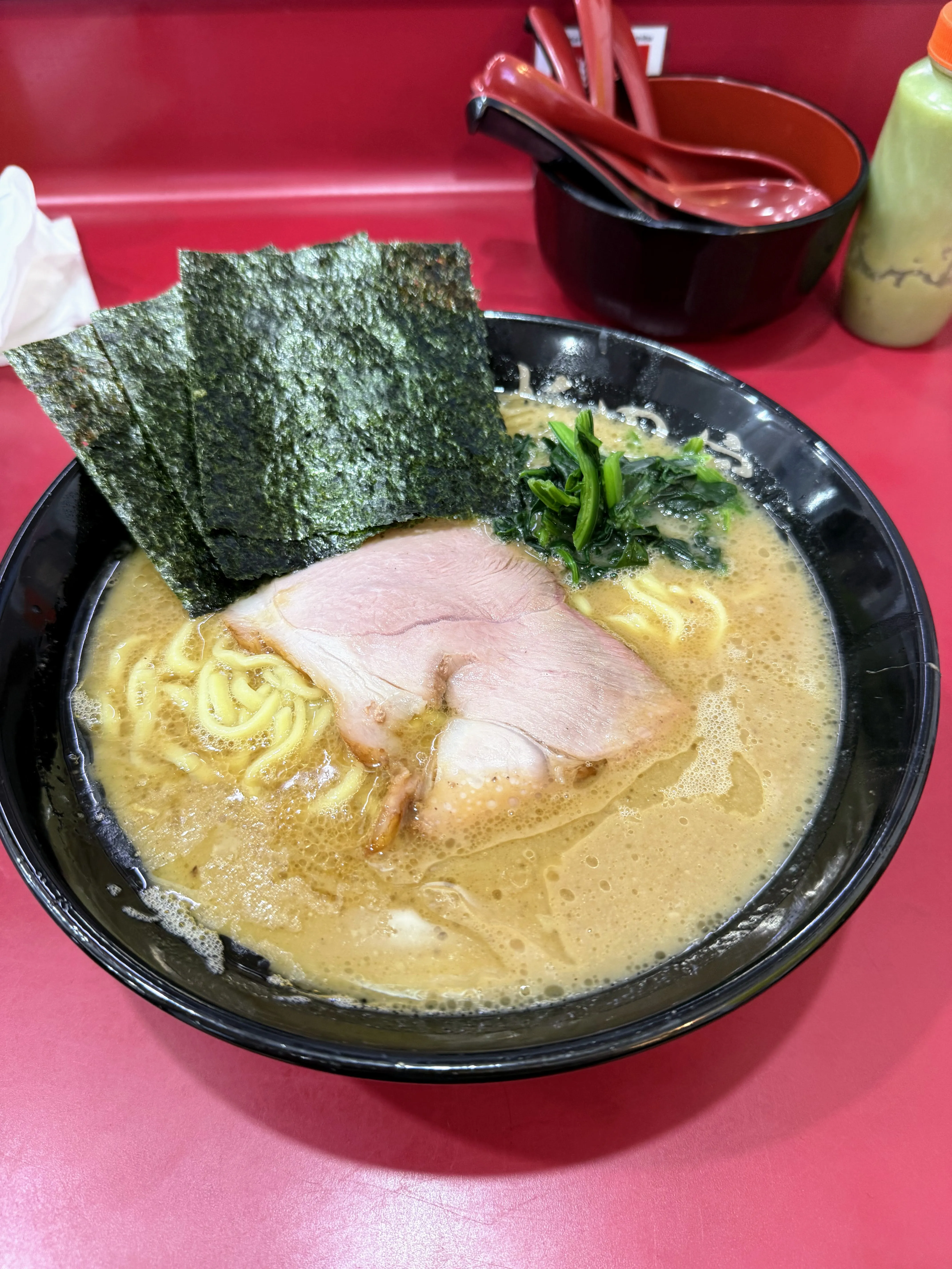 杉田家のラーメン。厚切りチャーシューと青菜、大判の海苔がのっている