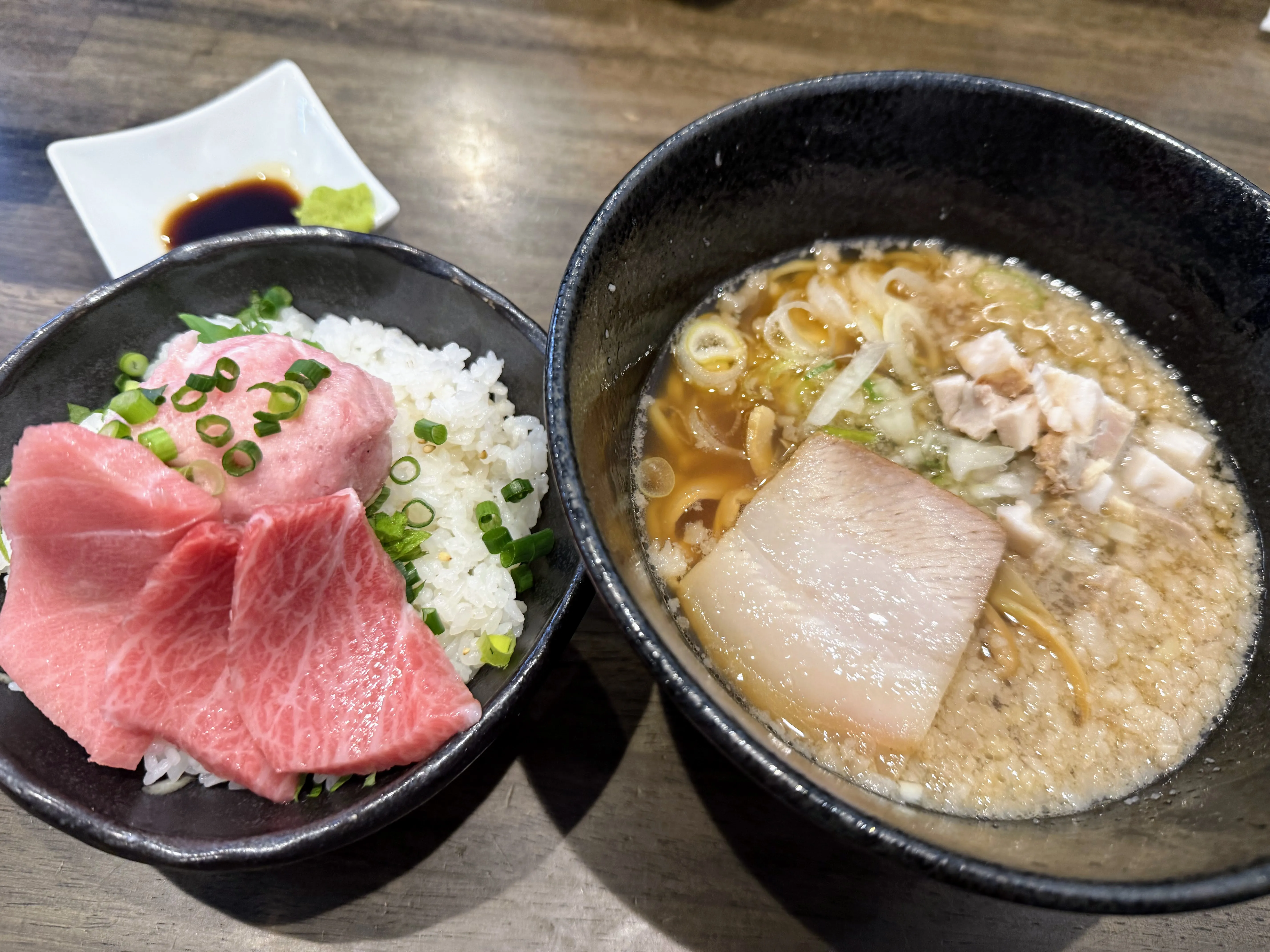 喜多方食堂 麺や玄 佐倉分店のレディースセット。喜多方ラーメンとまぐろ丼、薬味皿が並んでいる