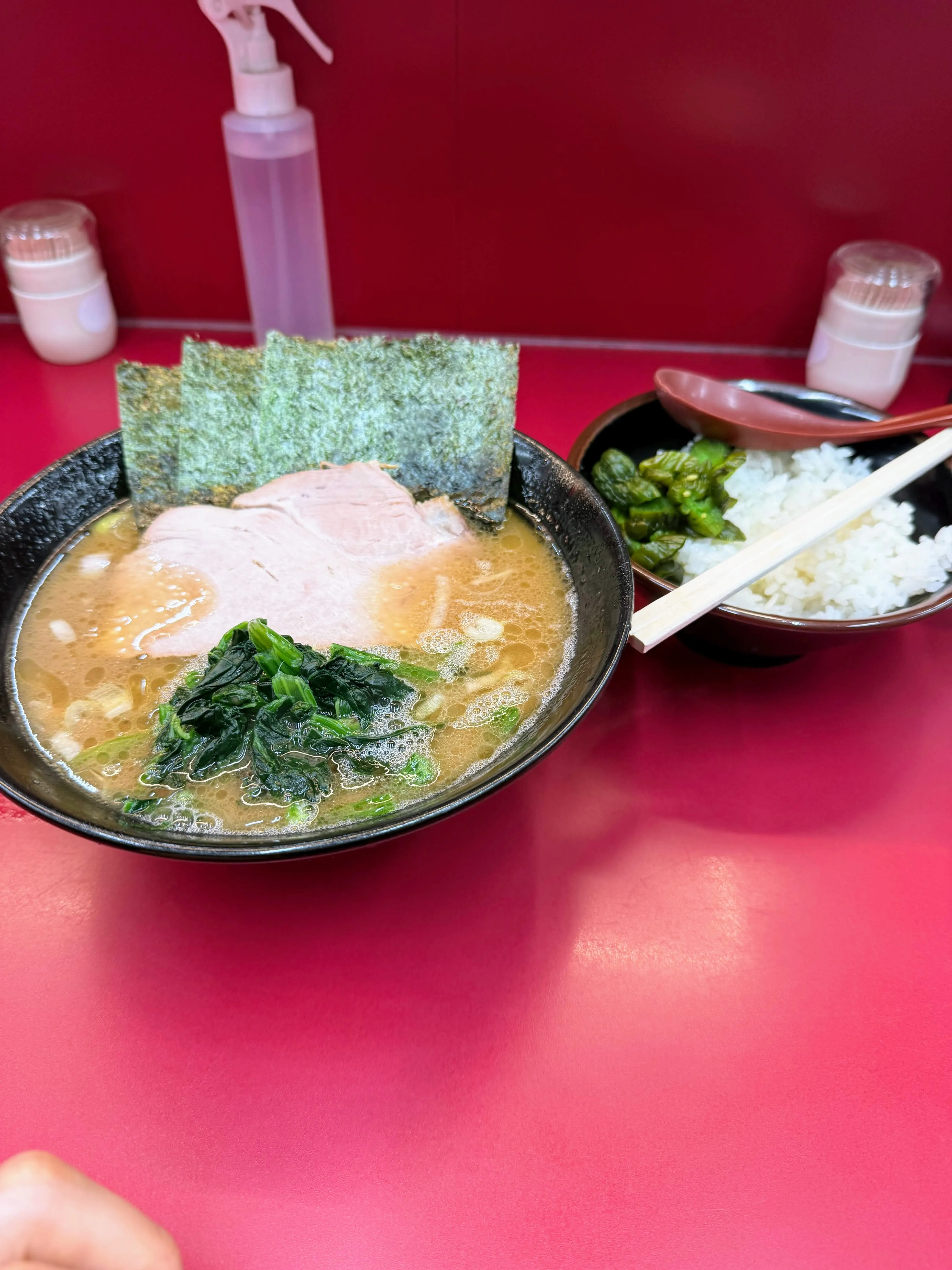 横浜ラーメン相馬家のラーメン。厚切りチャーシューと青菜、大判の海苔がのっている