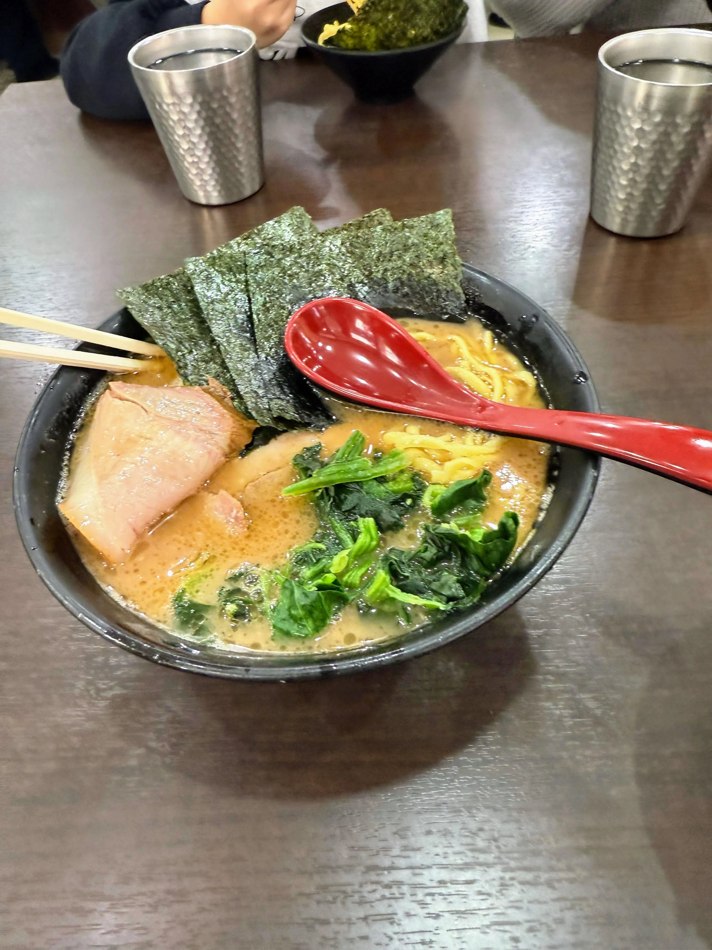 杉田家のラーメン。厚切りチャーシューと青菜、大判の海苔がのっている