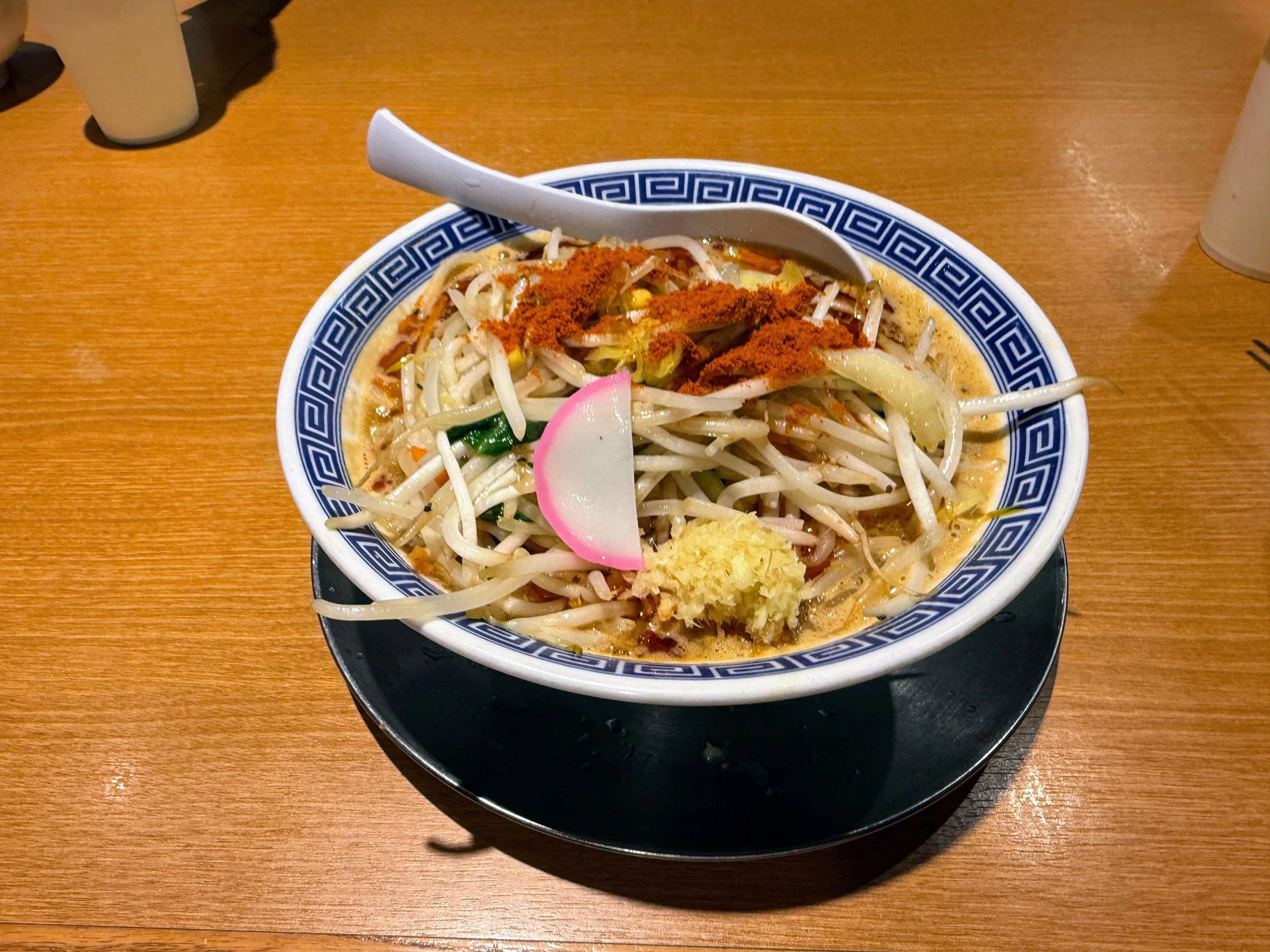 トナリの辛激タンメン。唐辛子粉とすりおろしにんにく、なるとがのっている