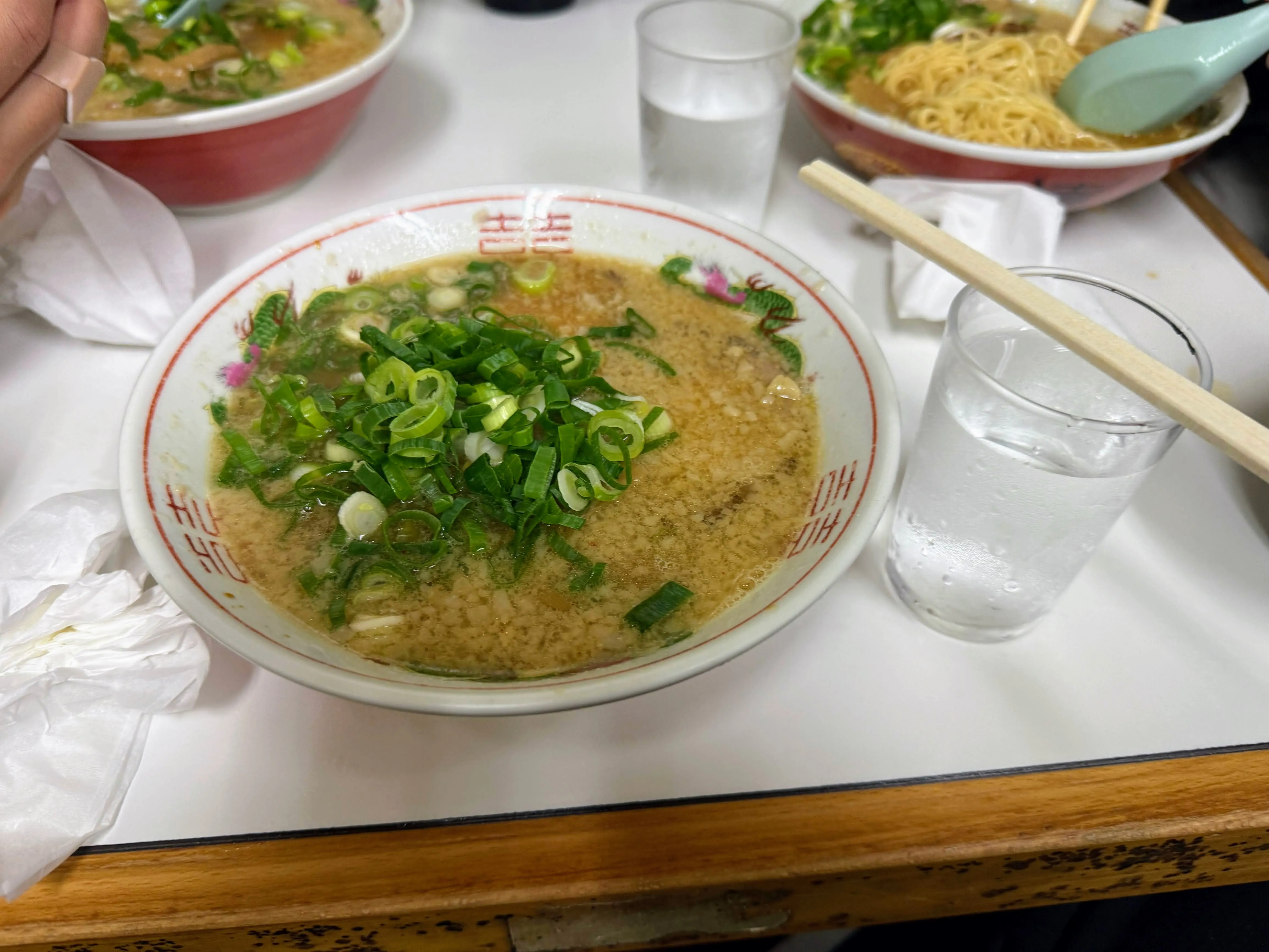 ますたにのラーメン。背脂の効いた豚骨醤油スープに青ねぎがたっぷりのっている