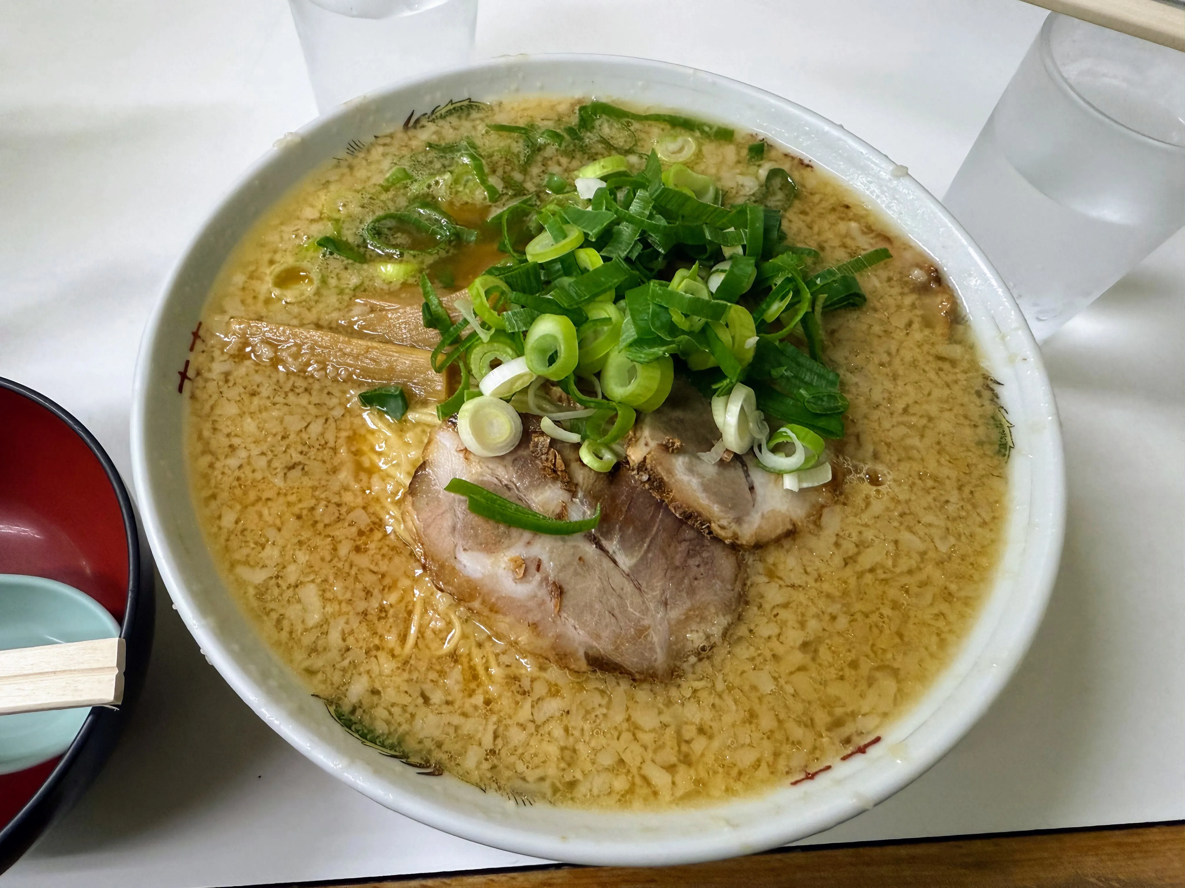 ますたにのラーメン。厚切りチャーシューと青ねぎ、メンマがのっている