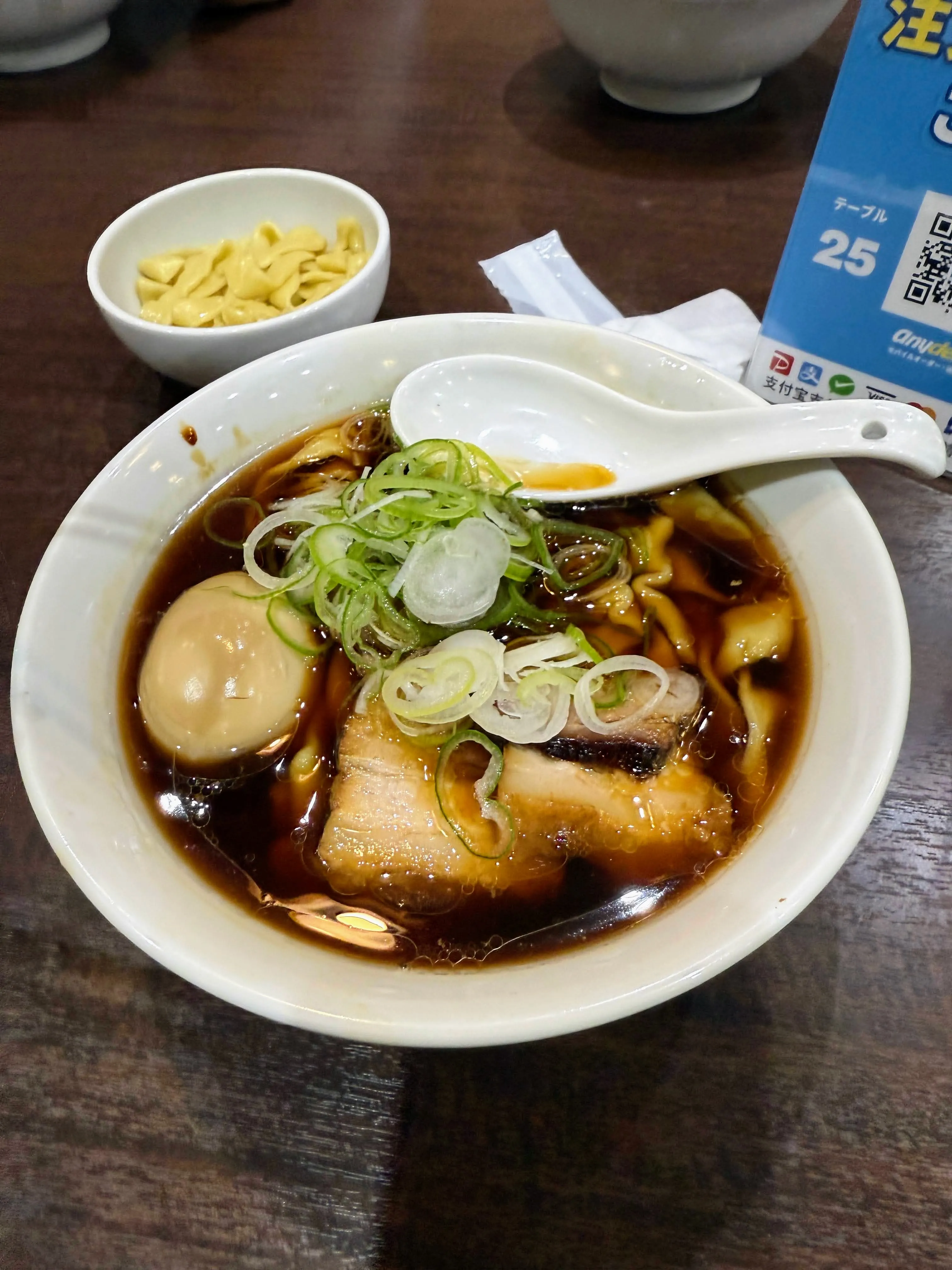 自家製麺らーめん木陰の醤油ラーメン。濃口の醤油スープに厚切りチャーシューと味玉、白髪ねぎがのっている
