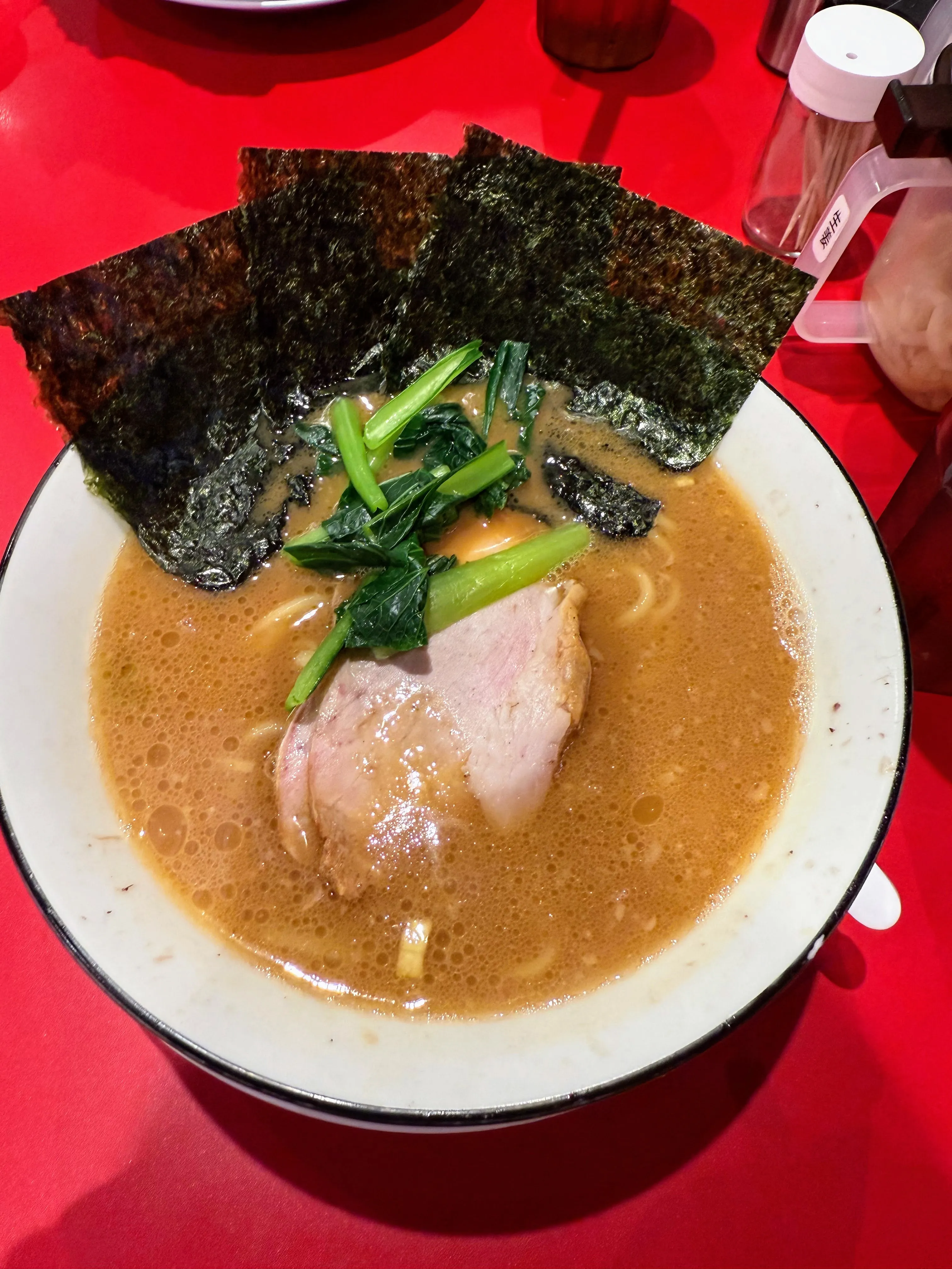 王道家直系修の中ラーメン。厚切りチャーシューと煮卵、青菜、大判の海苔がのっている